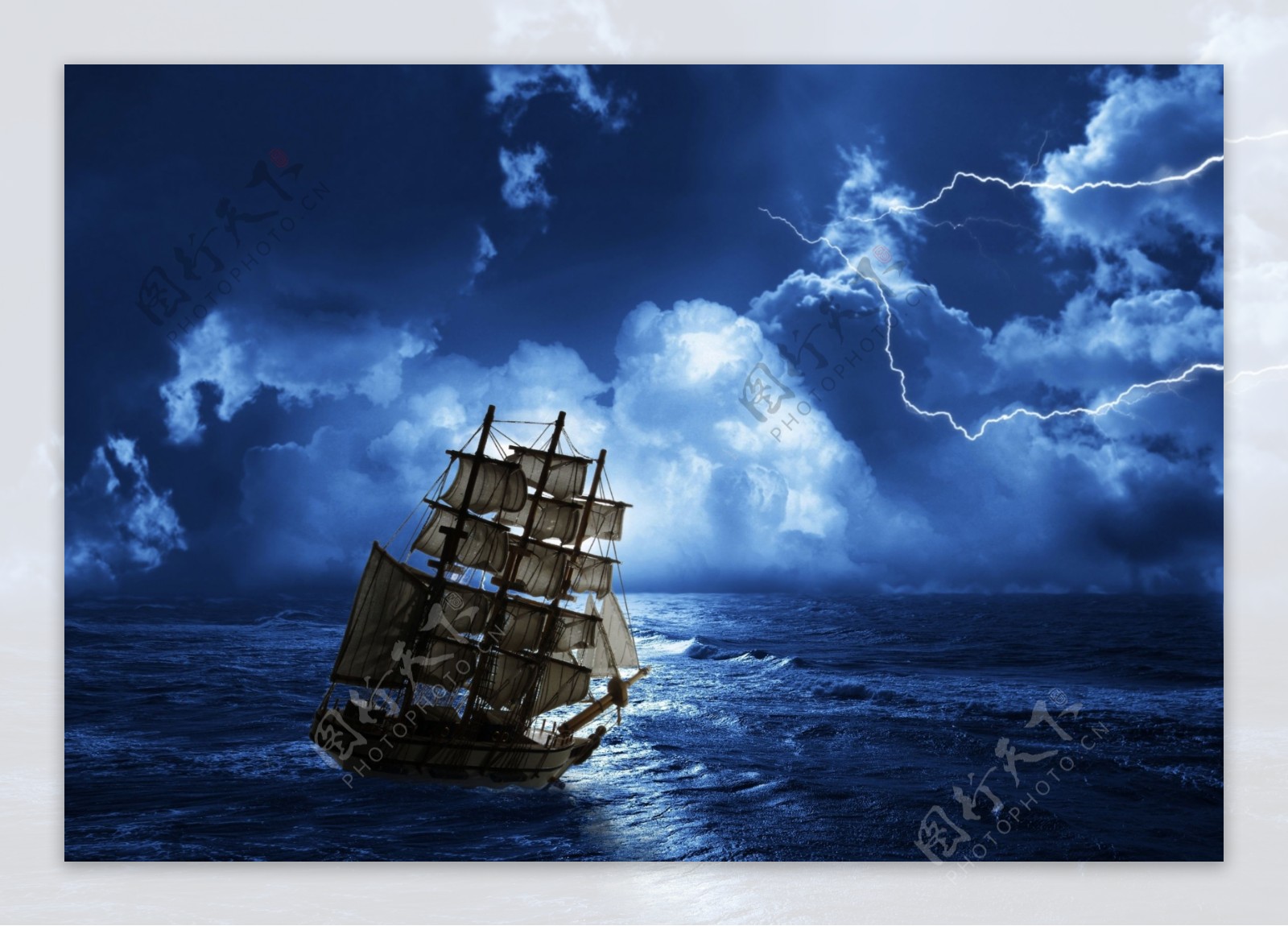 暴风中行驶的帆船图片