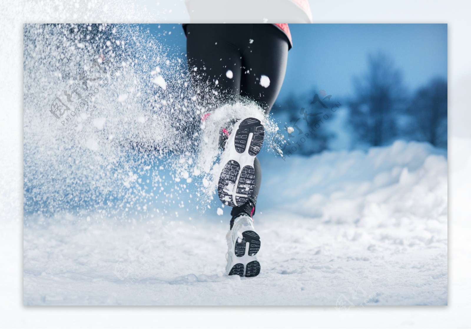 雪地上跑步图片