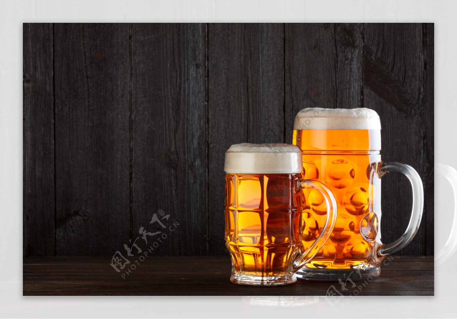啤酒与木板背景
