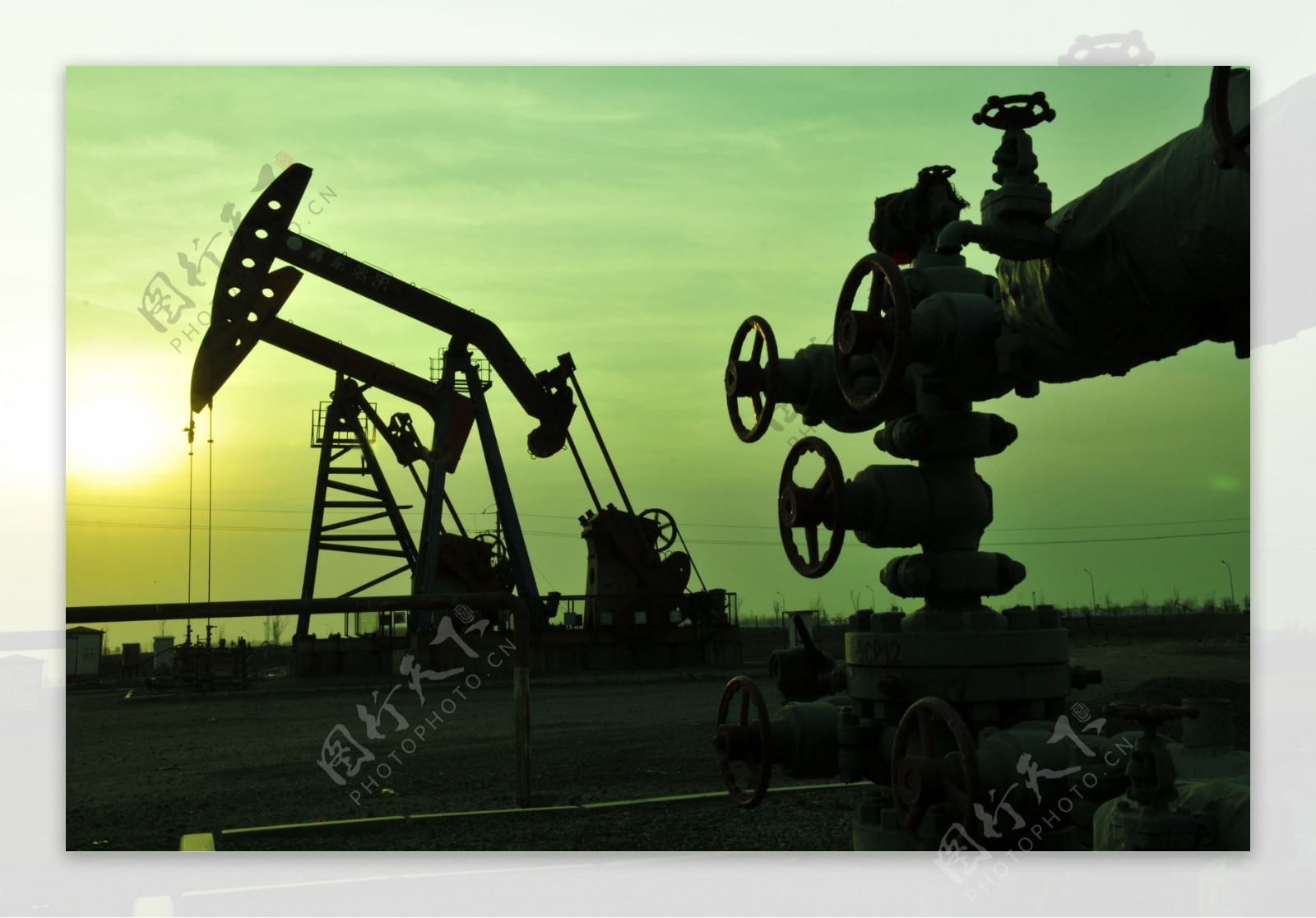 石油井架和开采机图片