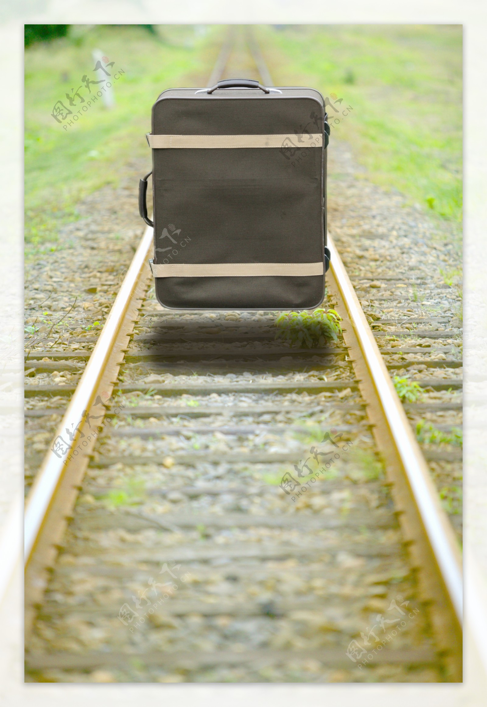 铁路上的行李箱