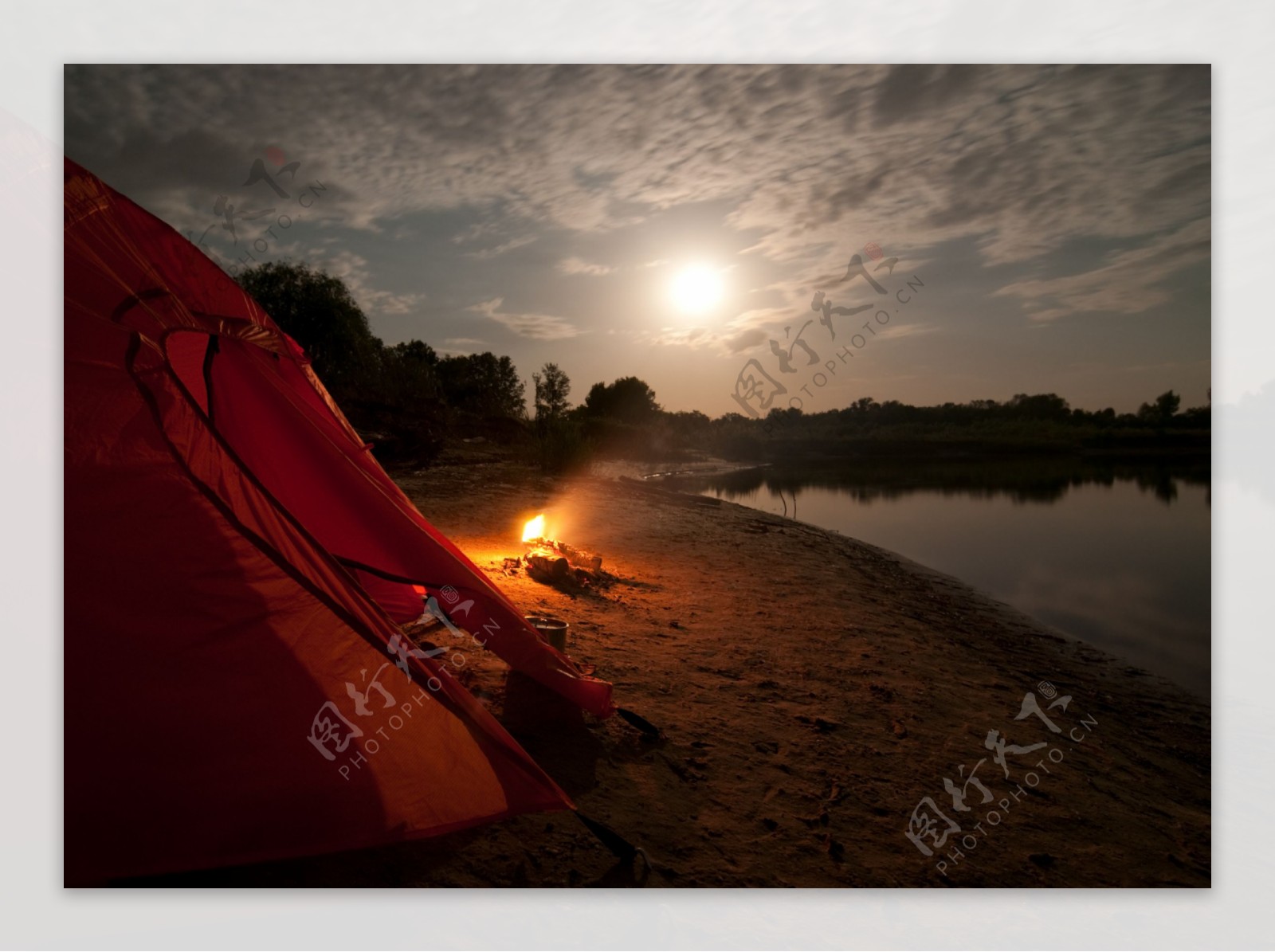 河边的帐篷与篝火