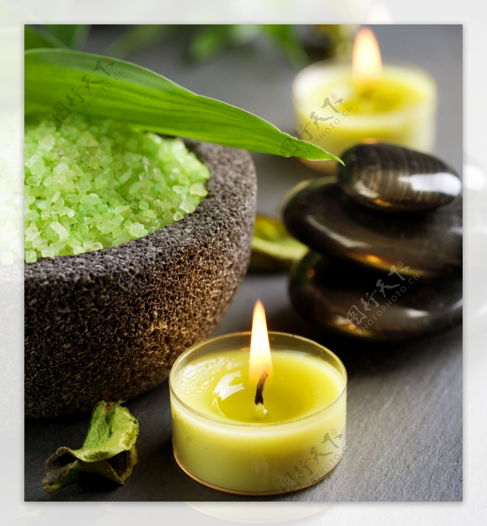 绿色浴盐与蜡烛
