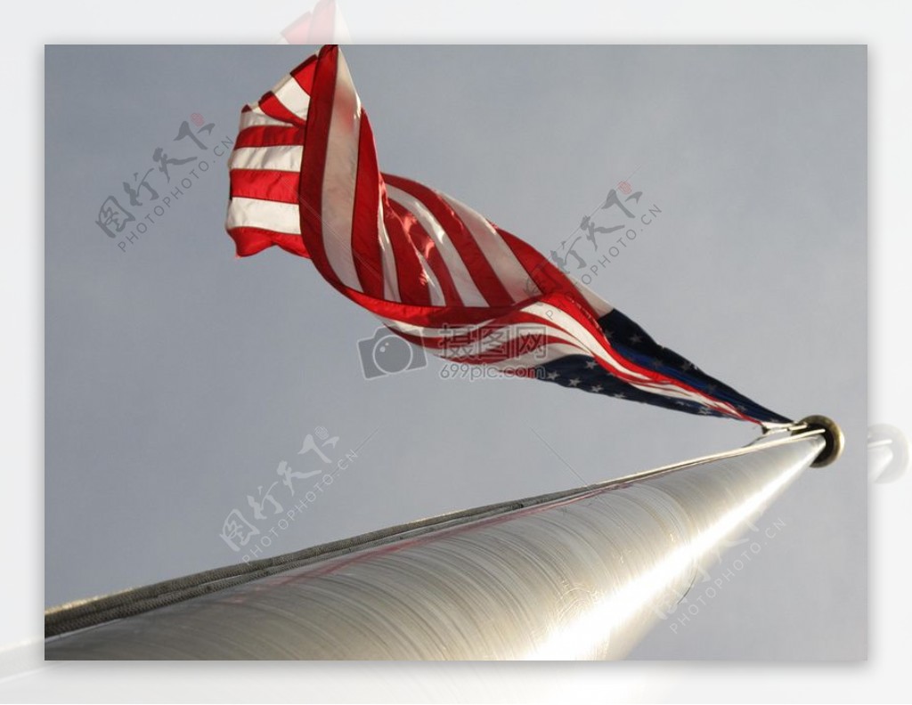 天空下的美国国旗