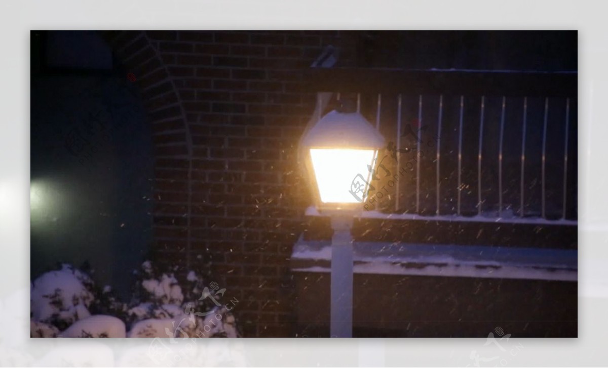 寒冷冬夜雪花下的路灯视频实拍