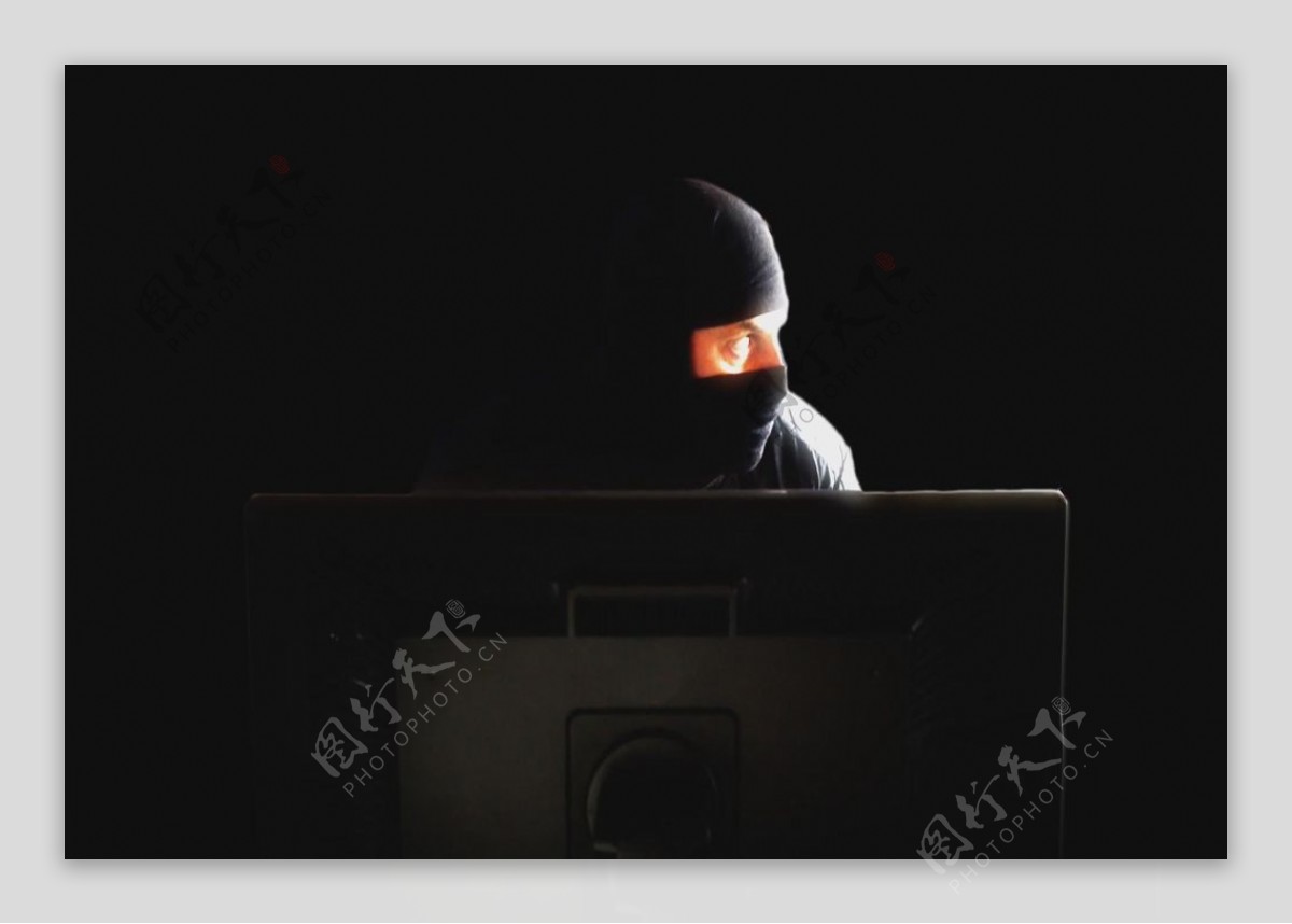 网络监控黑客在计算机前面视频素材