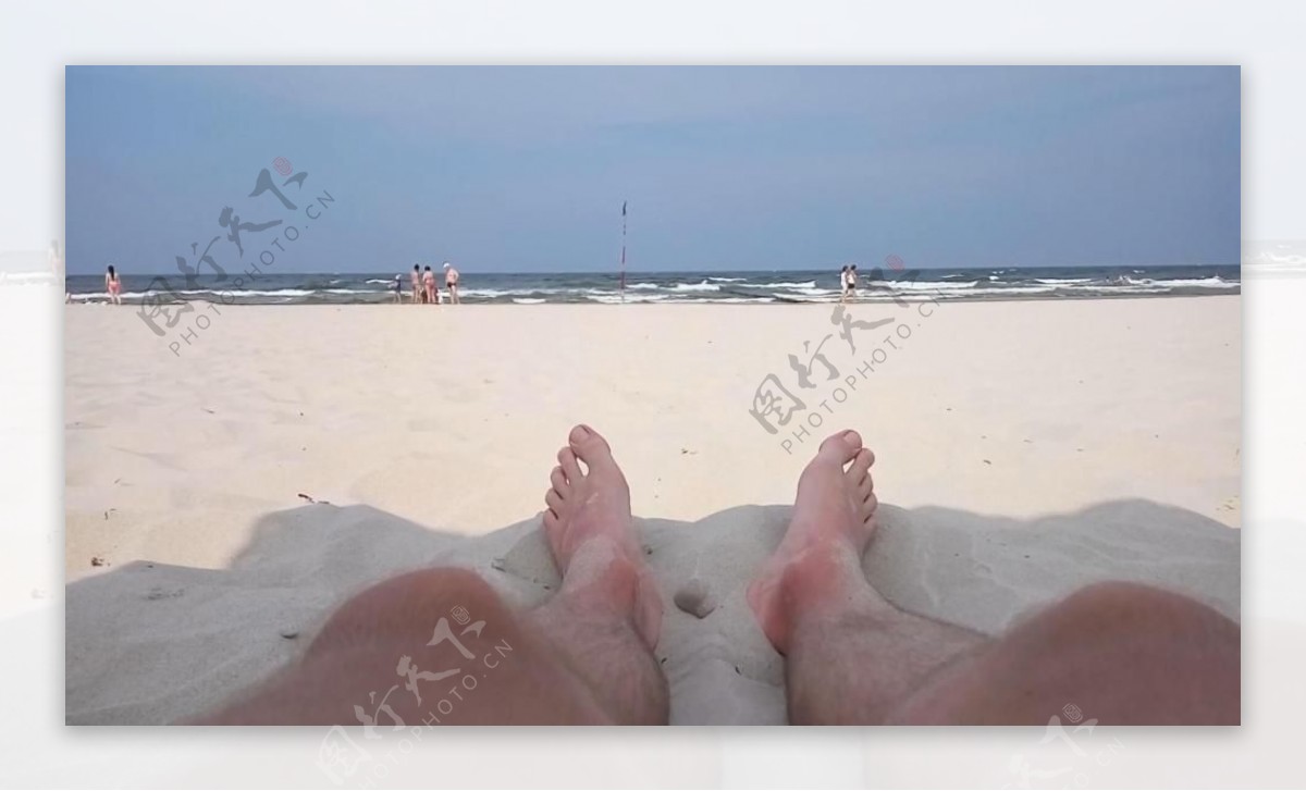 实拍沙滩上休闲度假的男子视频素材