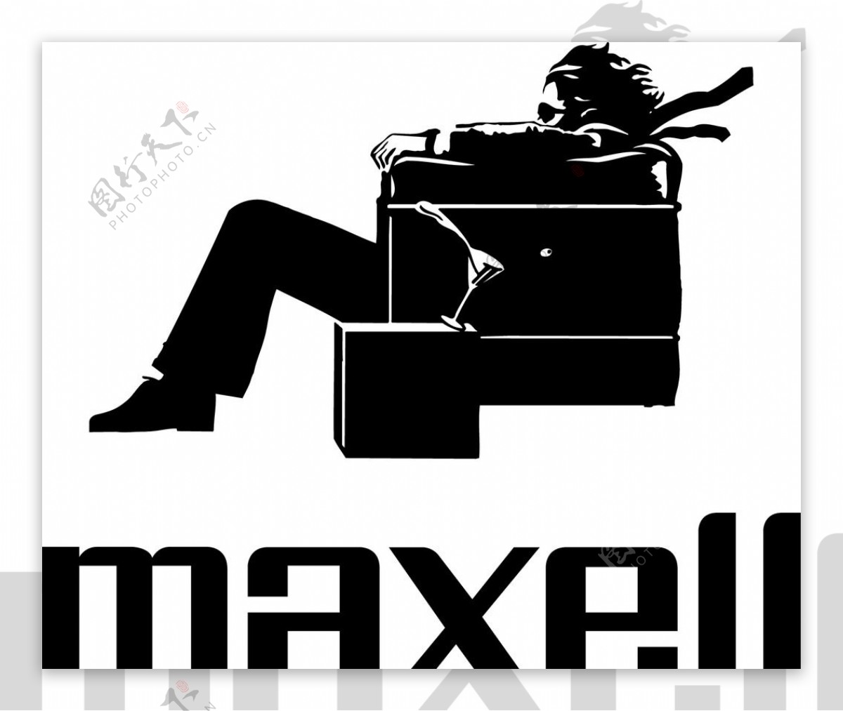 maxell坐在椅子上的男人