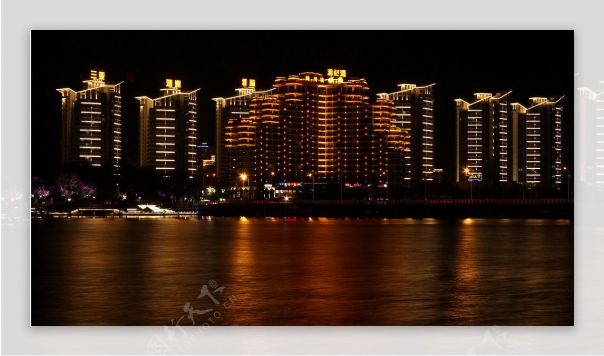 三亚河畔的建筑夜景