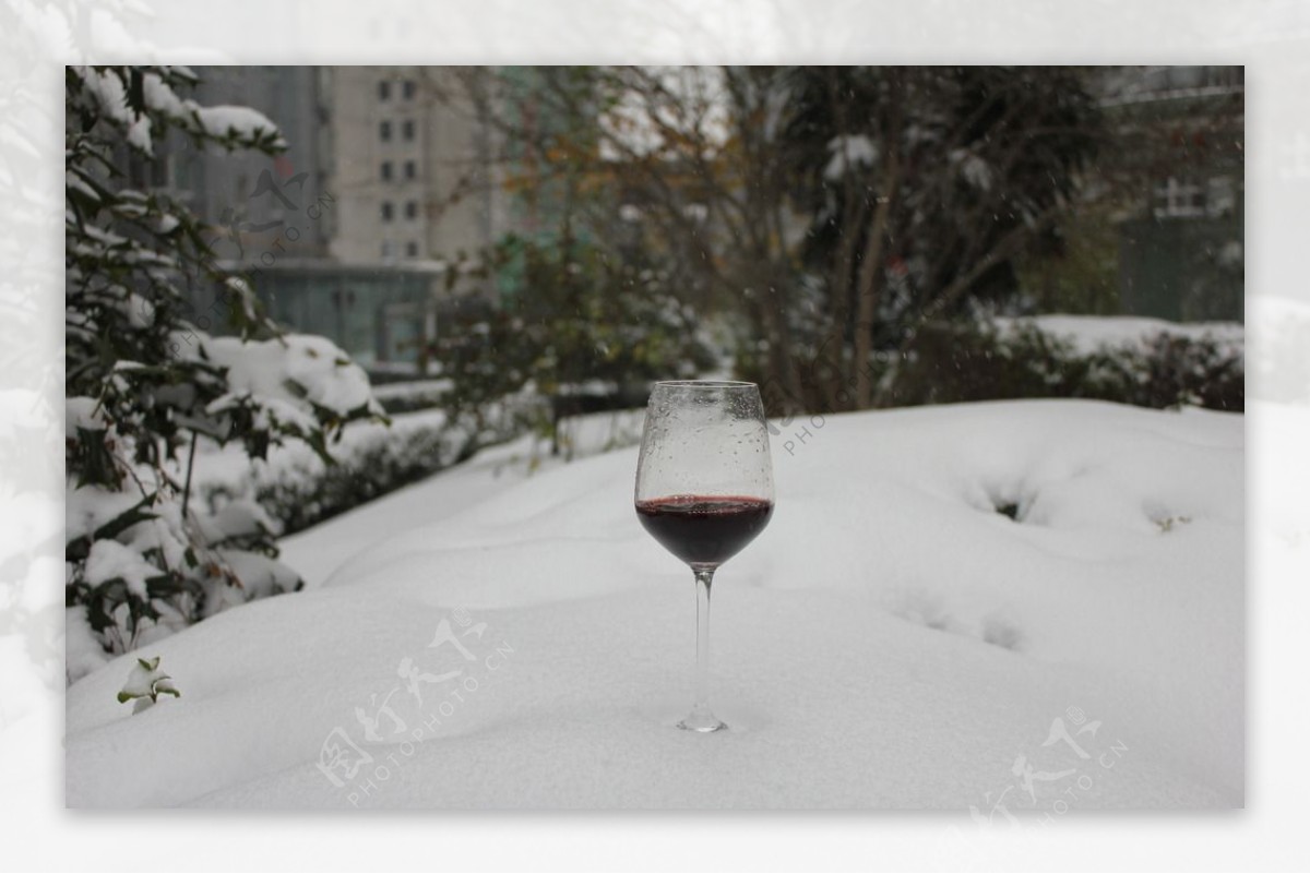 雪中红酒