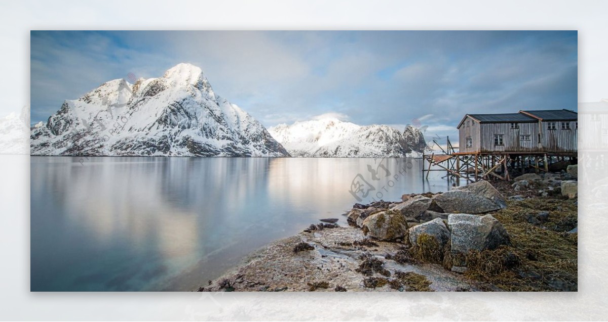 雪山湖水风景图