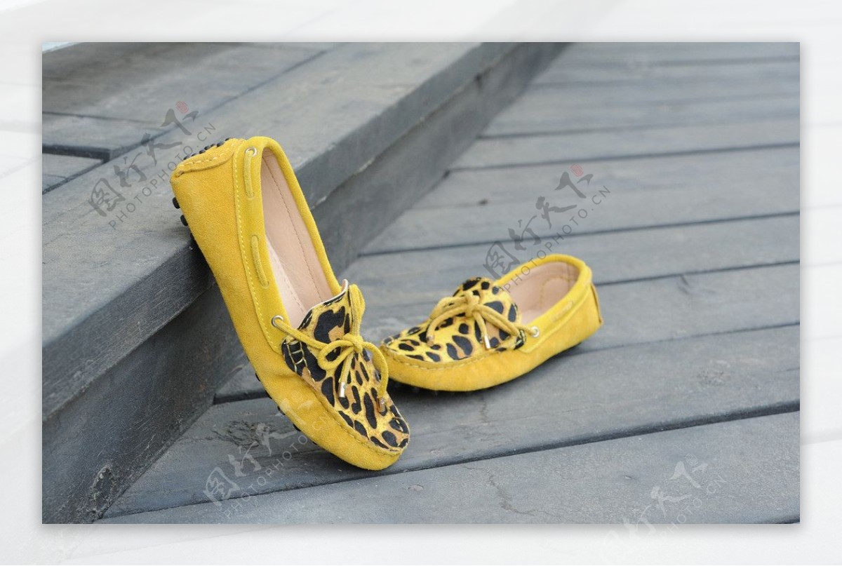 黄色女式豆豆皮鞋
