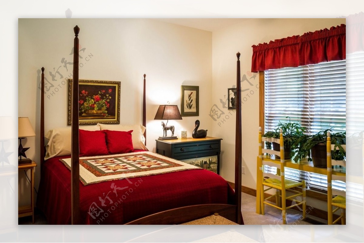 红色大床温馨简洁的卧室