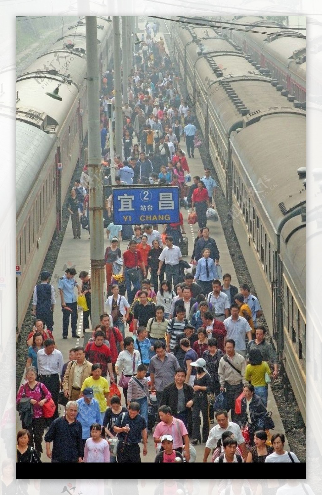 黄金周接近尾声中国铁路迎来返程客流高峰