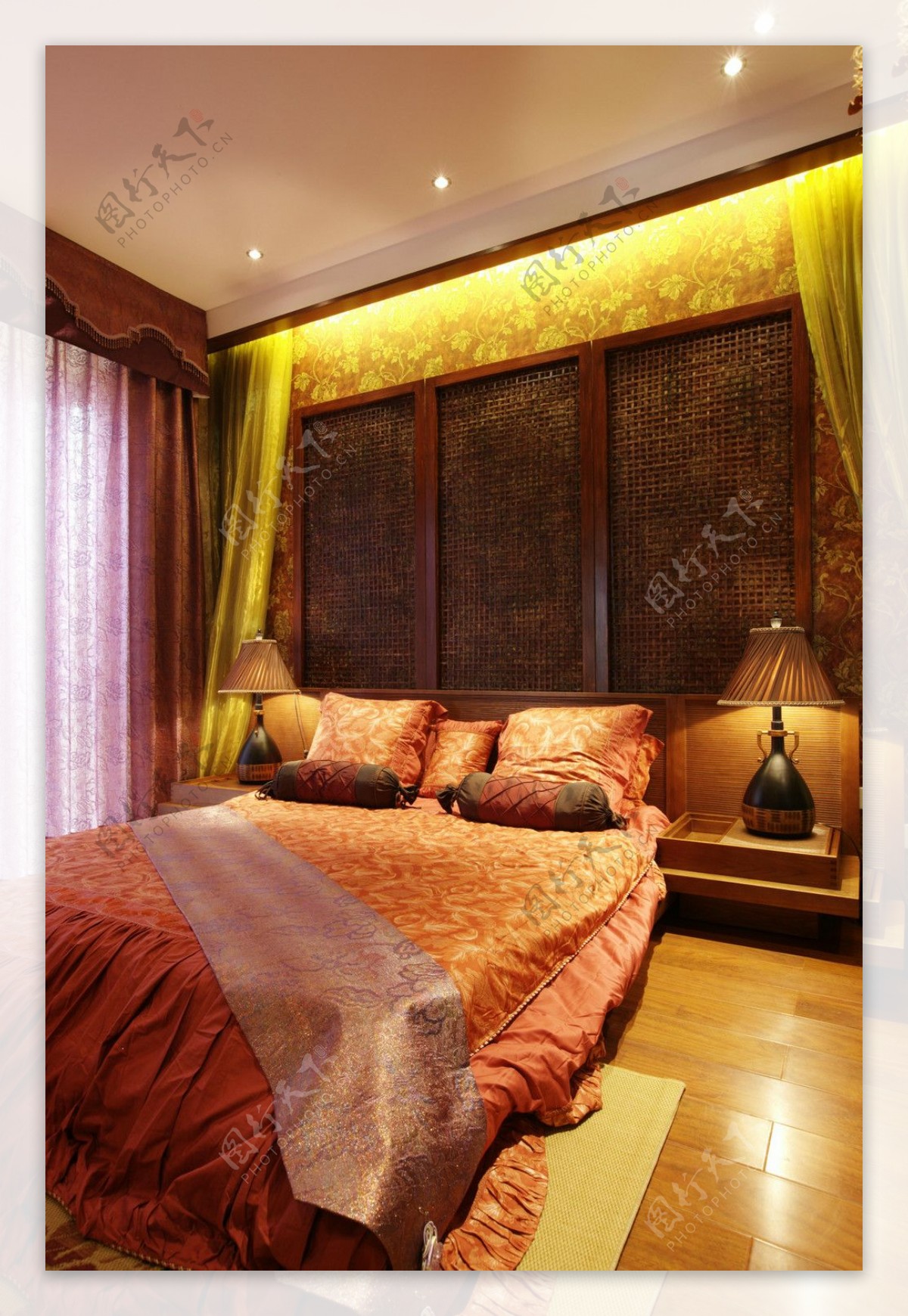 中国风深色调卧室木地板装修效果图