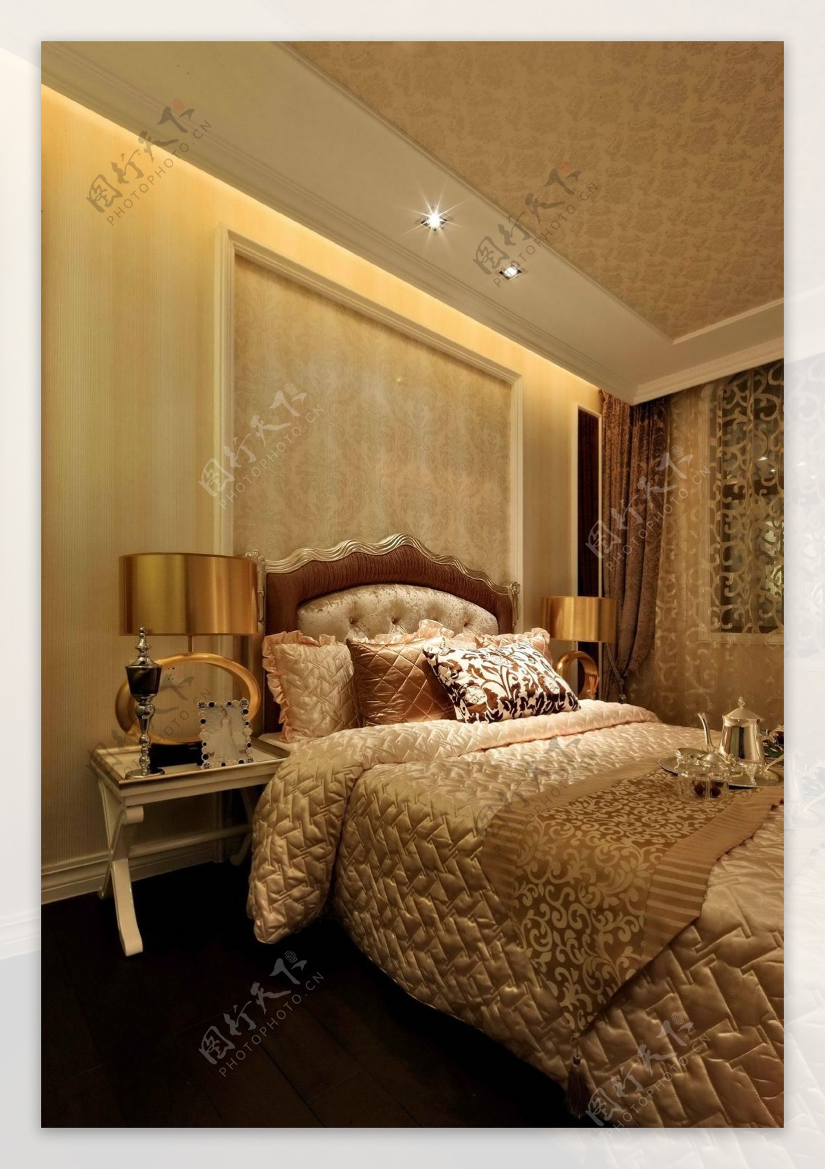 现代时尚卧室金色台灯室内装修效果图