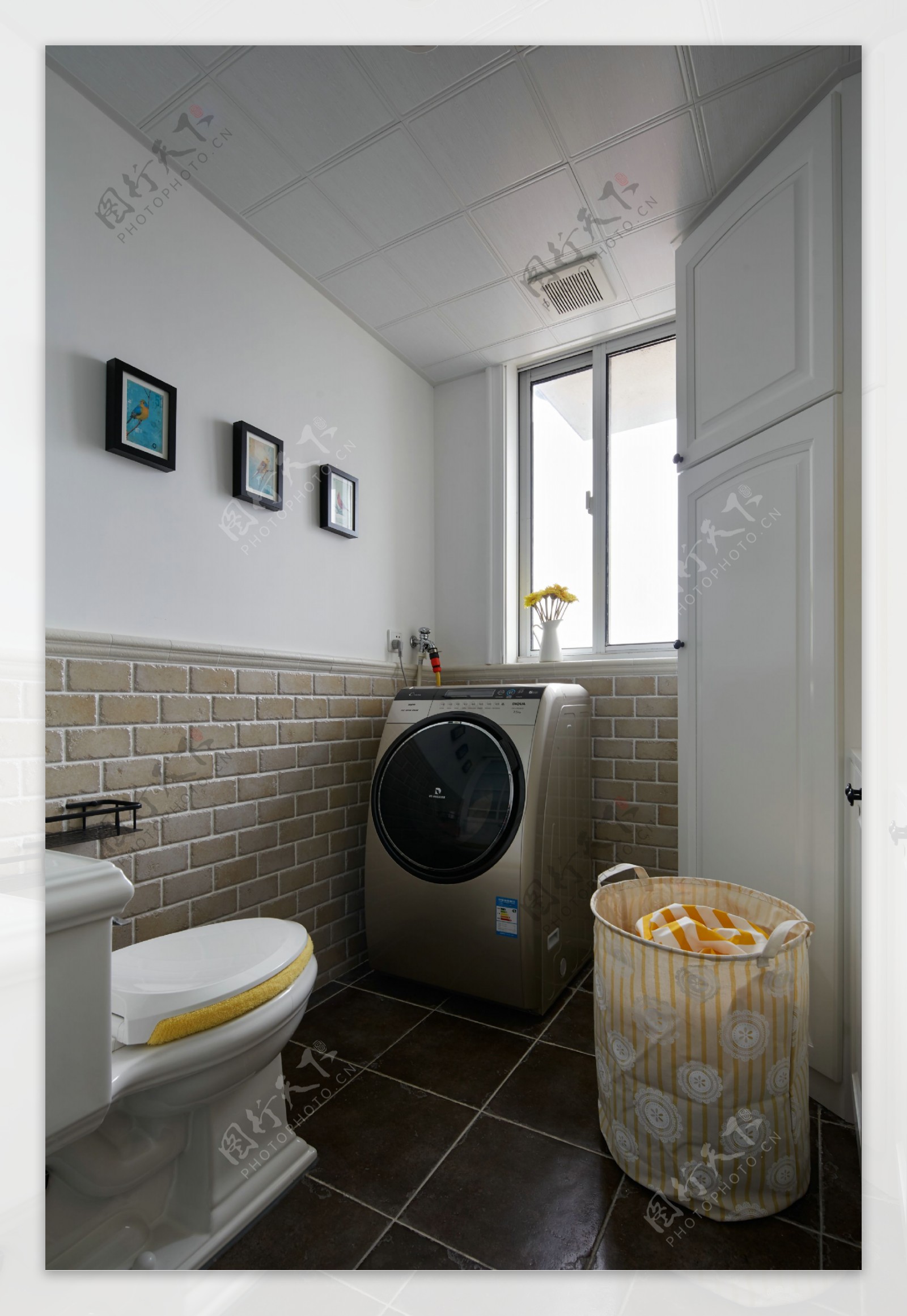 现代褐色格子瓷砖卫生间室内装修效果图