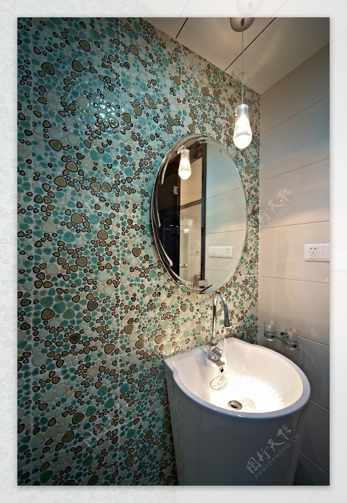现代时尚浴室马赛克背景墙室内装修效果图