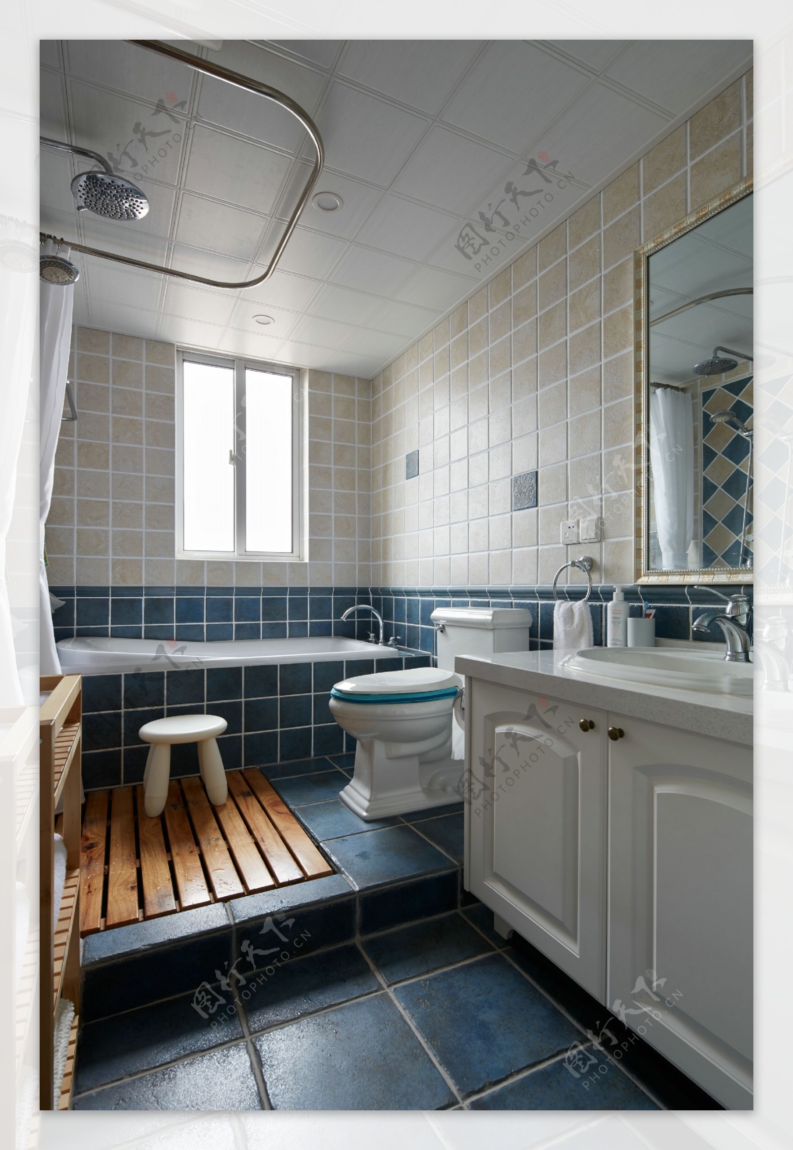 现代简约浴室浴缸窗户装修效果图