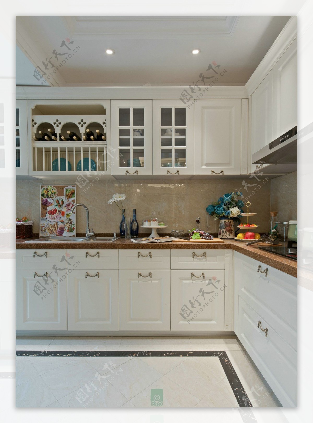 现代时尚奢华厨房白色橱柜装修效果图