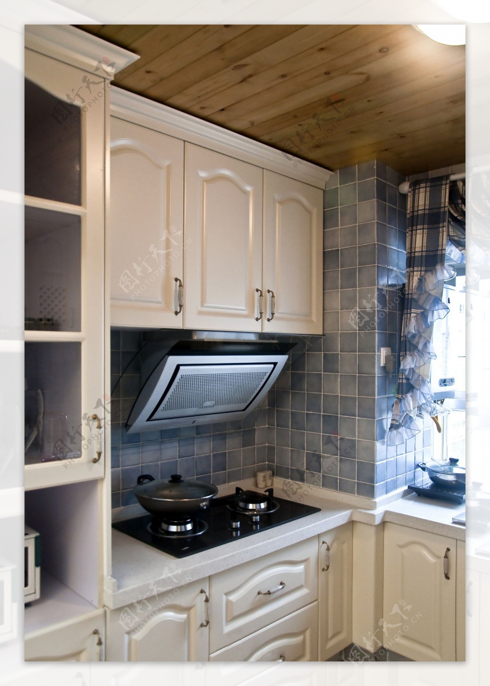 简约风室内设计厨房白色竖立收纳柜效果图