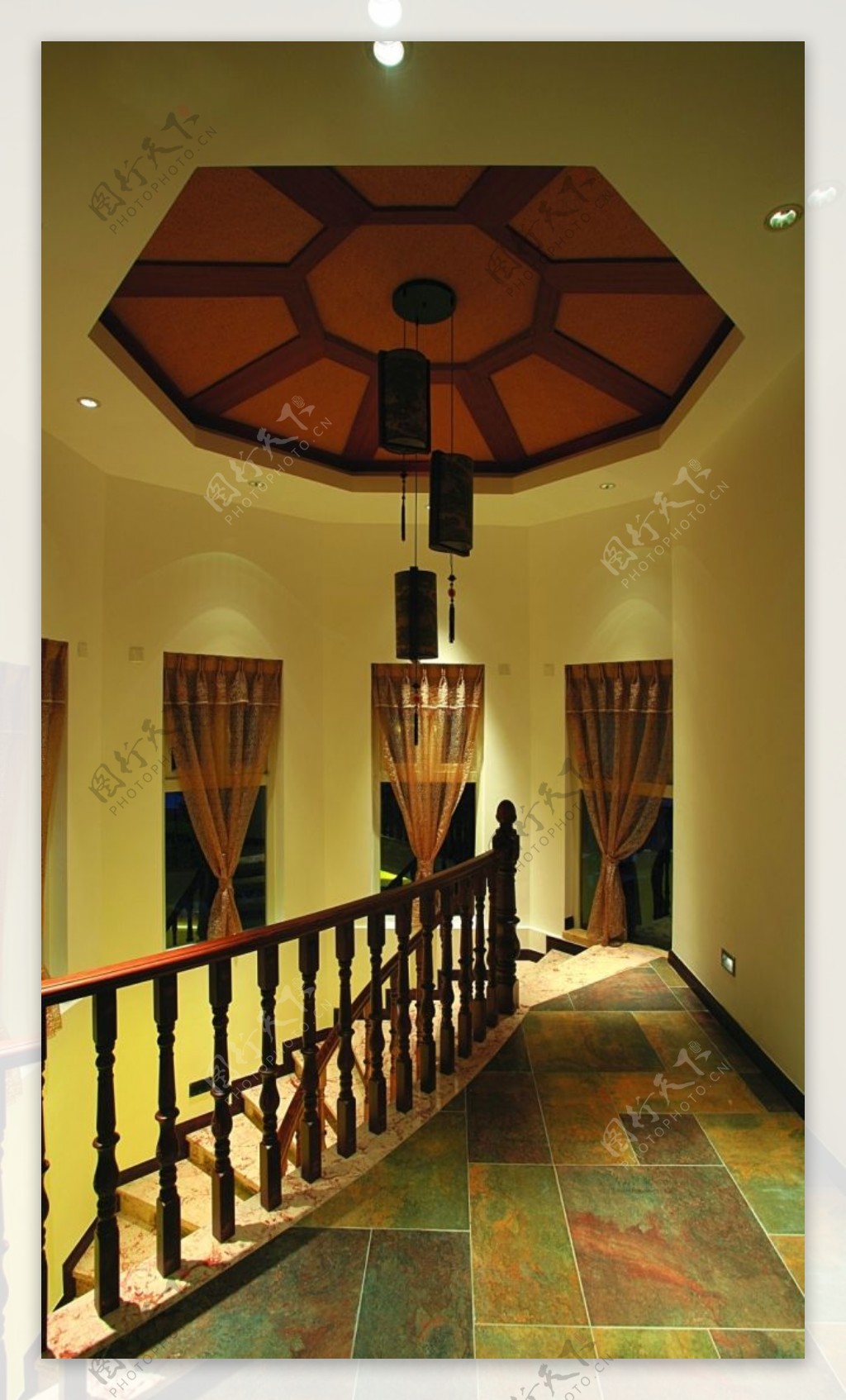 复古怀旧风别墅扶梯过道效果图设计