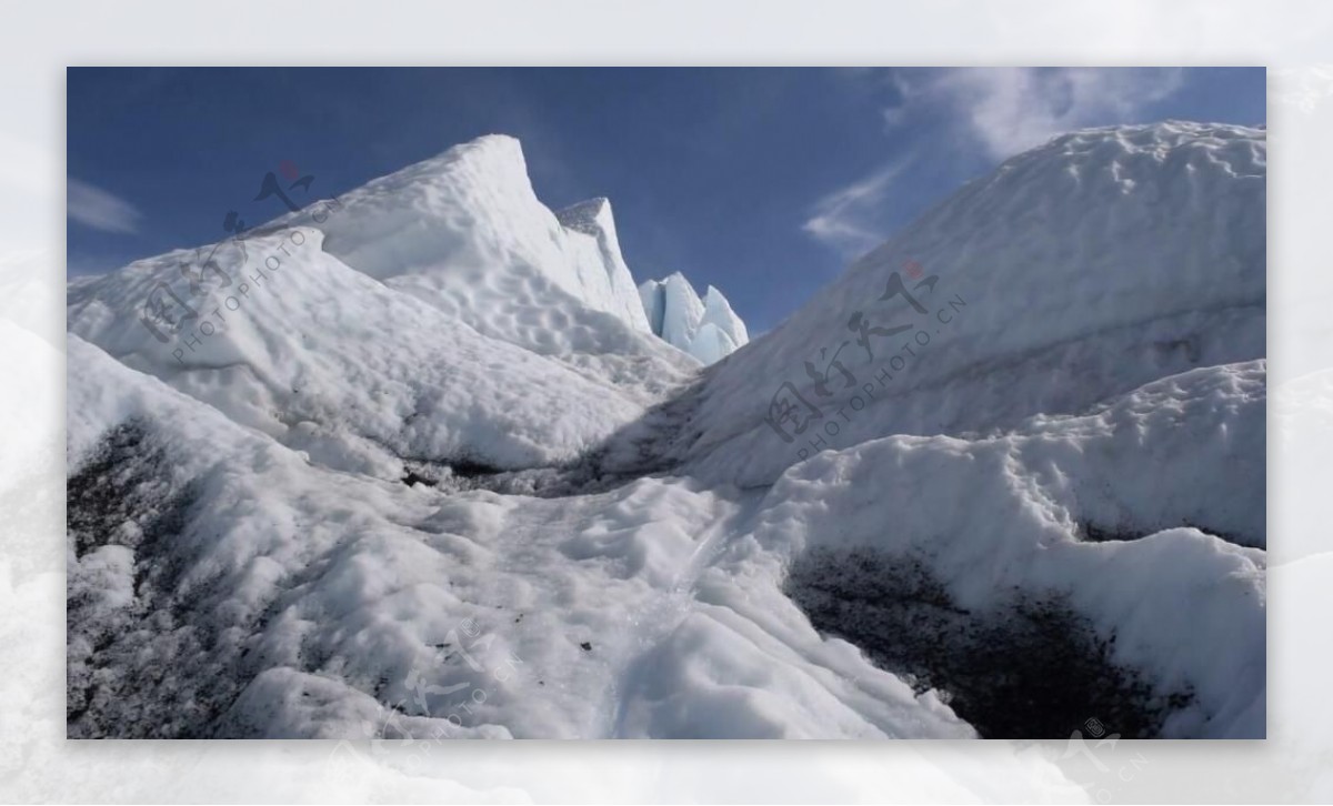 实拍雪山上急速流下的雪水视频素材