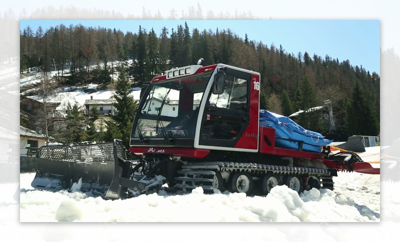 阿尔卑斯山的扫雪机