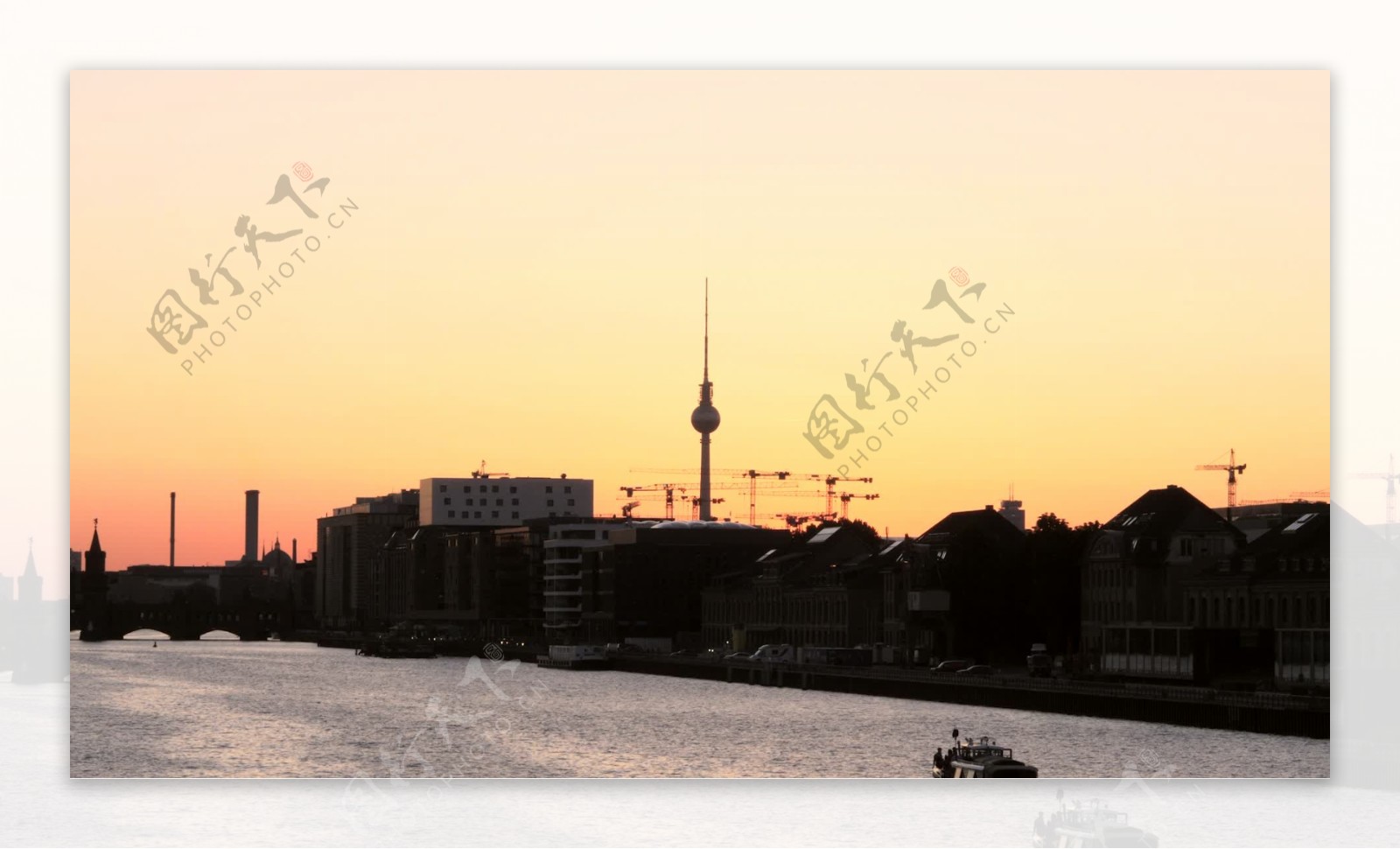 在柏林的地平线的夕阳剪影