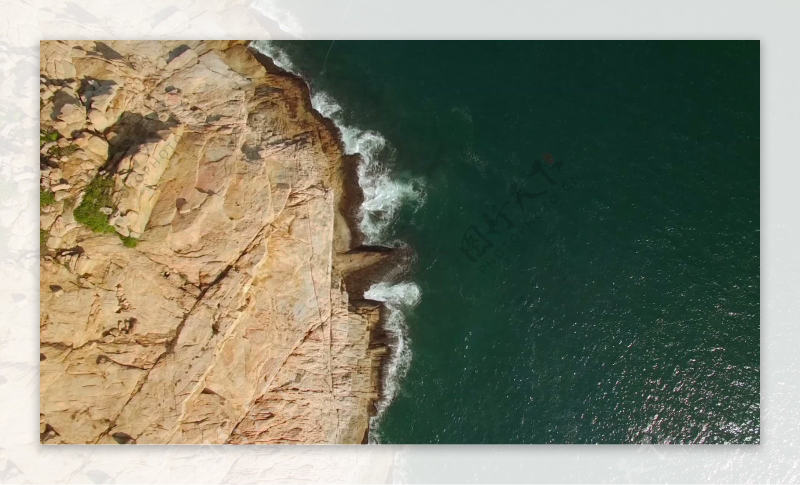 悬崖和水的空中镜头