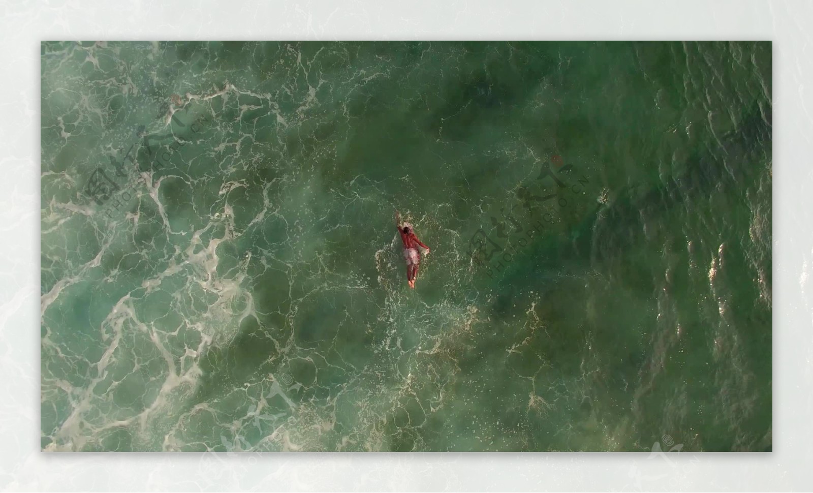 绿松石波下的冲浪鸭潜水