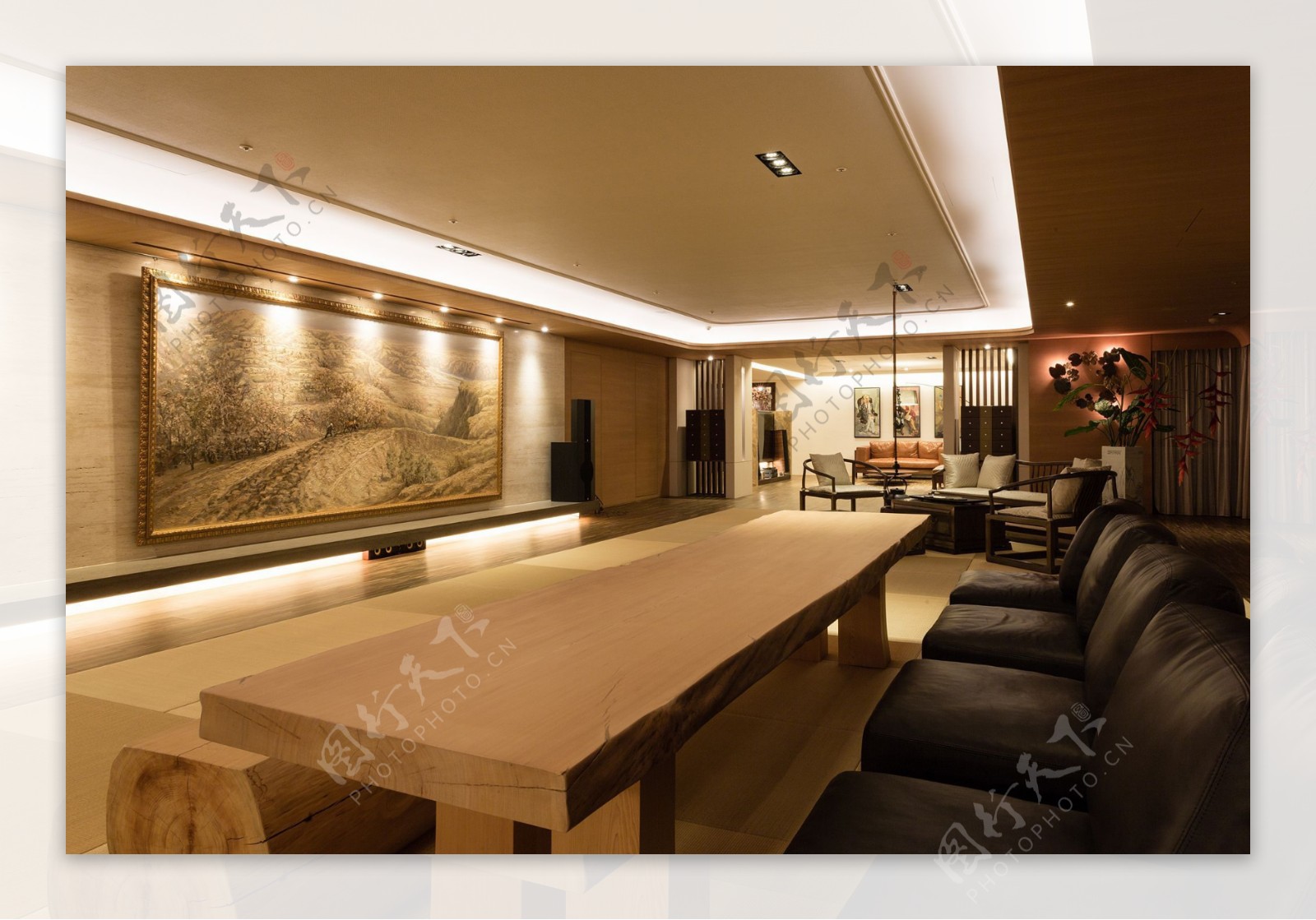 现代时尚大户型客厅金色挂画室内装修效果图