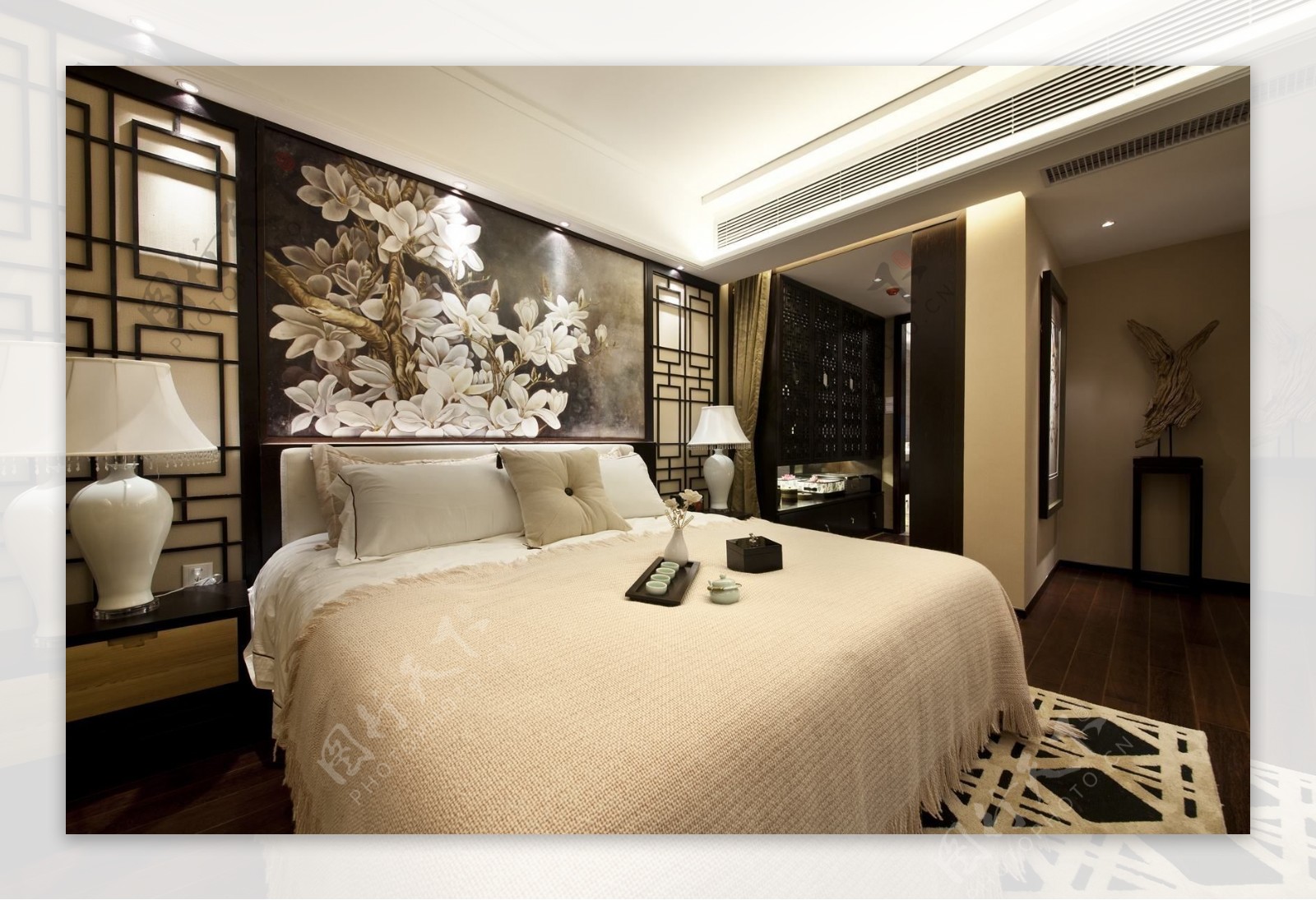 中式卧室银色花纹背景墙室内装修效果图