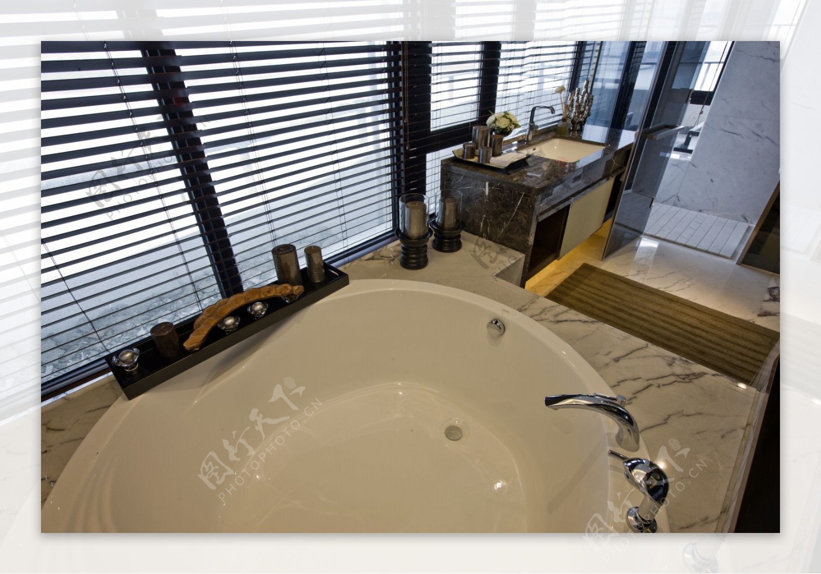 现代浴室深色百叶窗室内装修效果图