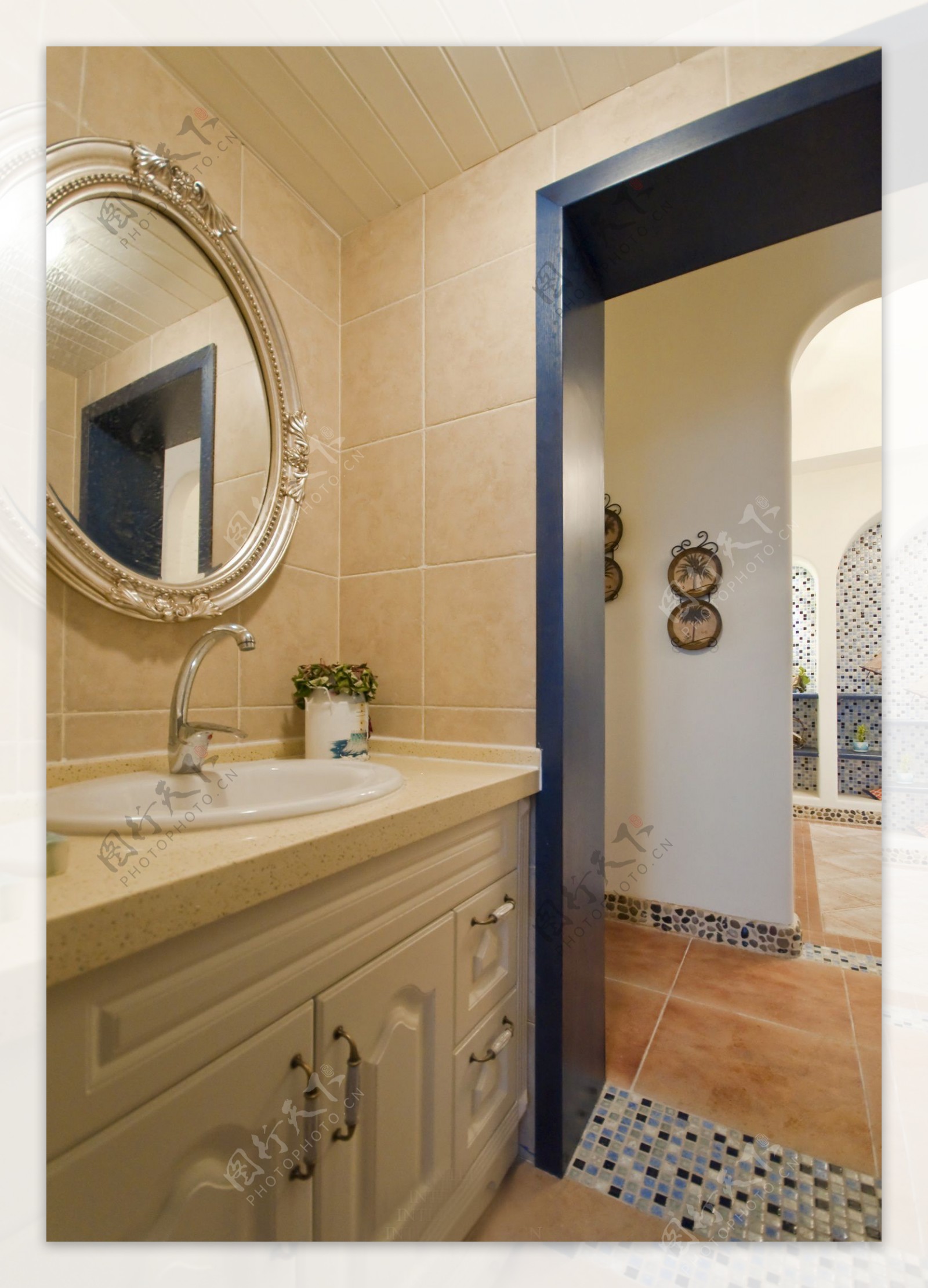 现代时尚浴室黄褐色背景墙室内装修效果图