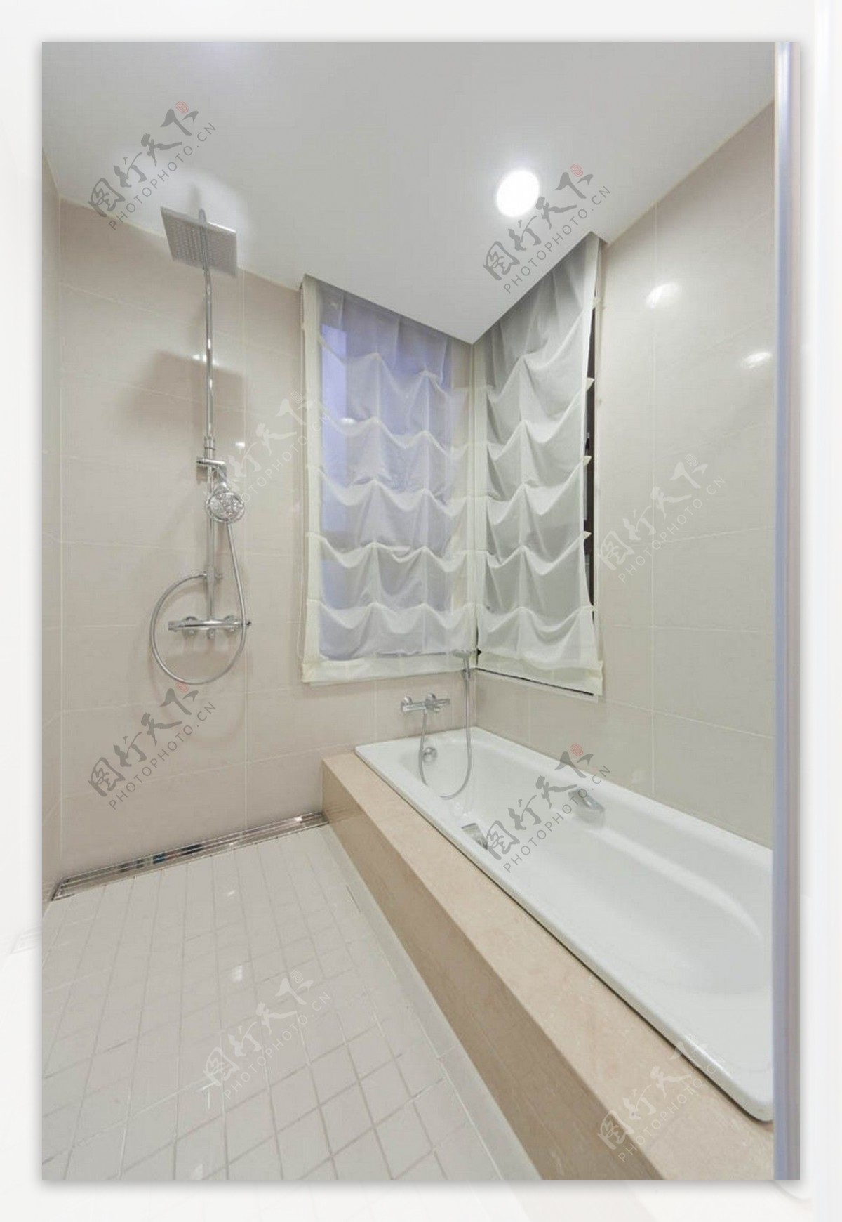 现代浪漫浴室杏色浴缸室内装修效果图