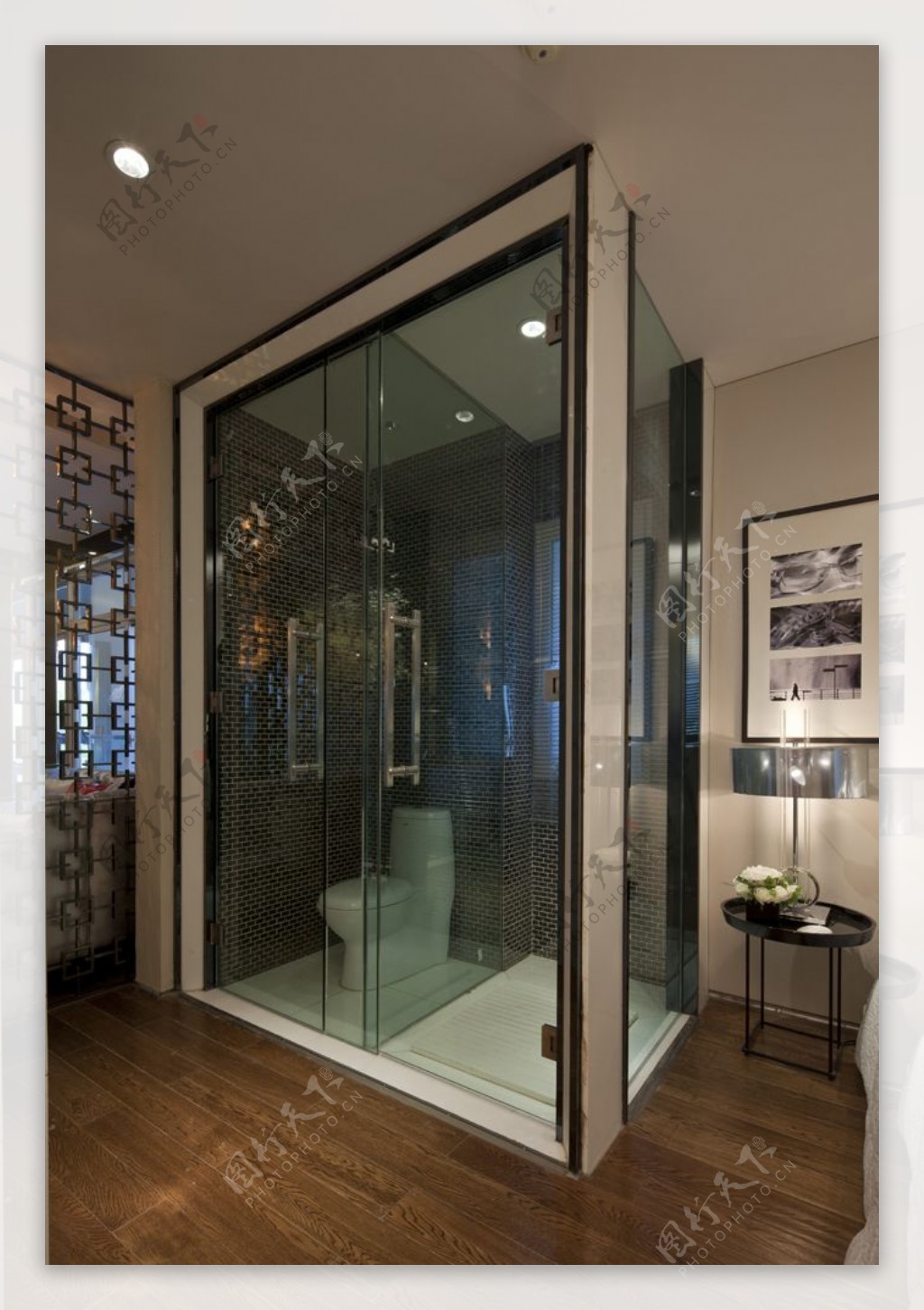 现代卫生间玻璃门隔断室内装修效果图