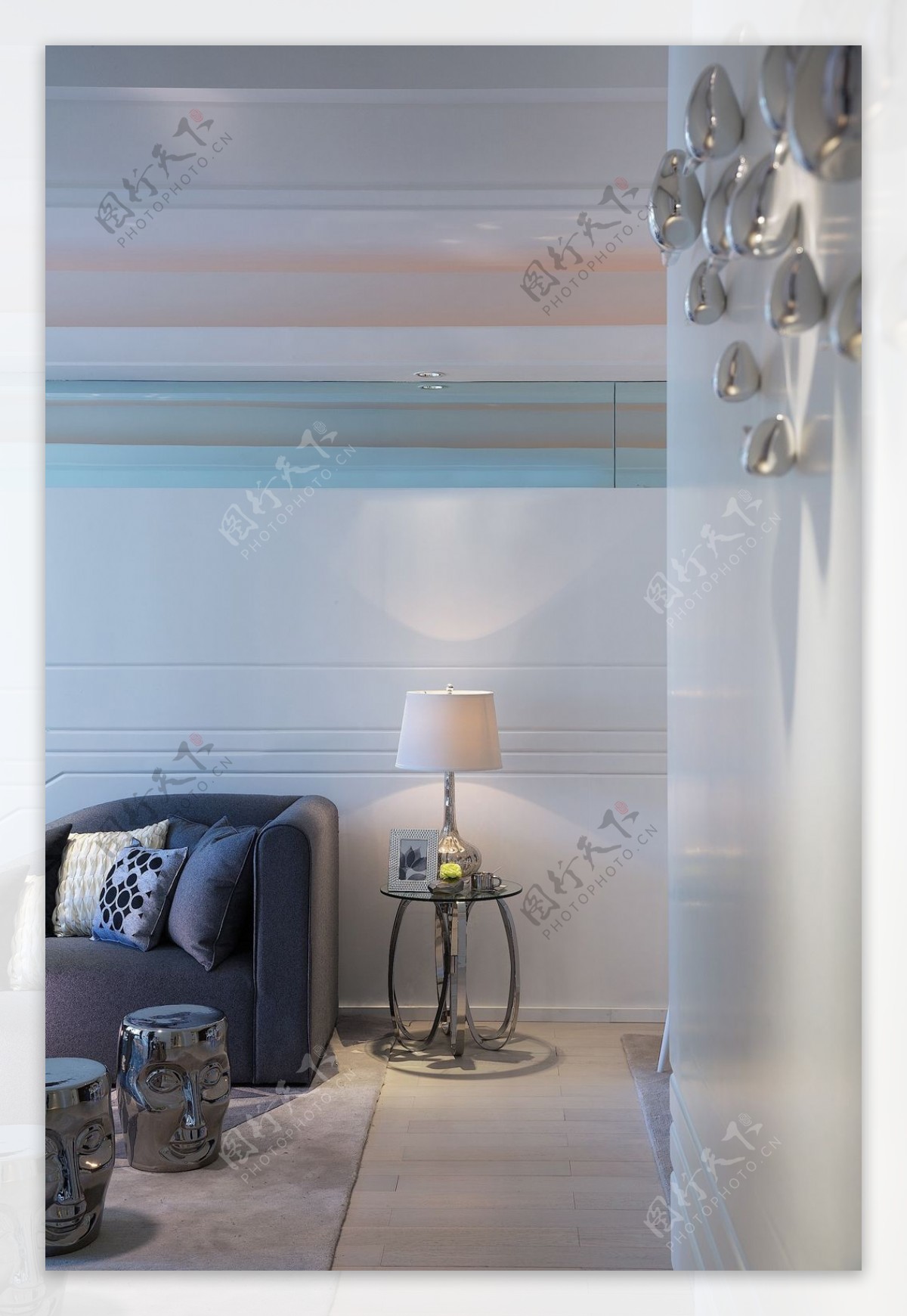 现代时尚清新客厅白色背景墙室内装修效果图