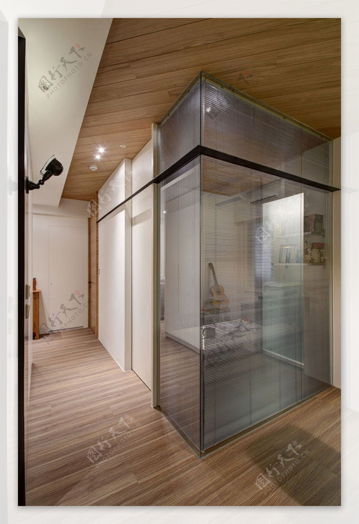 现代时尚客厅玻璃浴室室内装修效果图