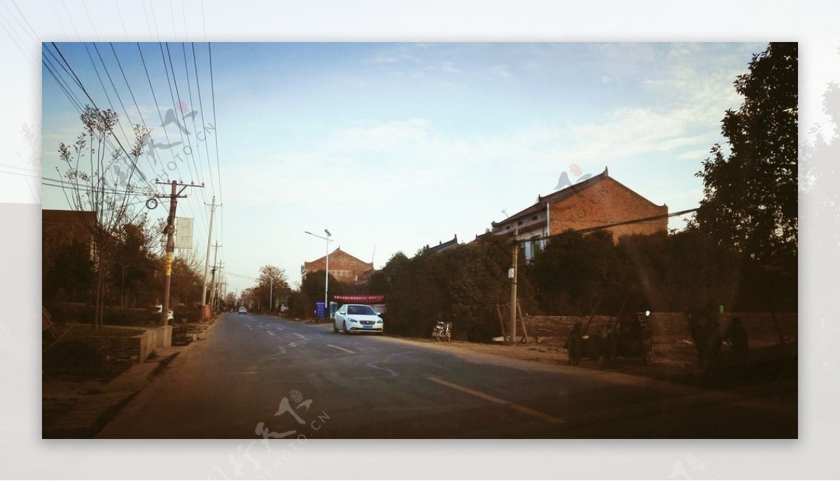 夕阳下的乡村道路风景