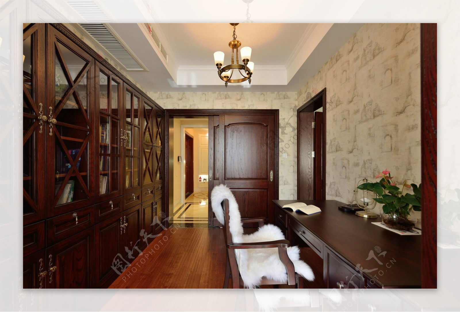 中式复古书房褐色柜子室内装修效果图