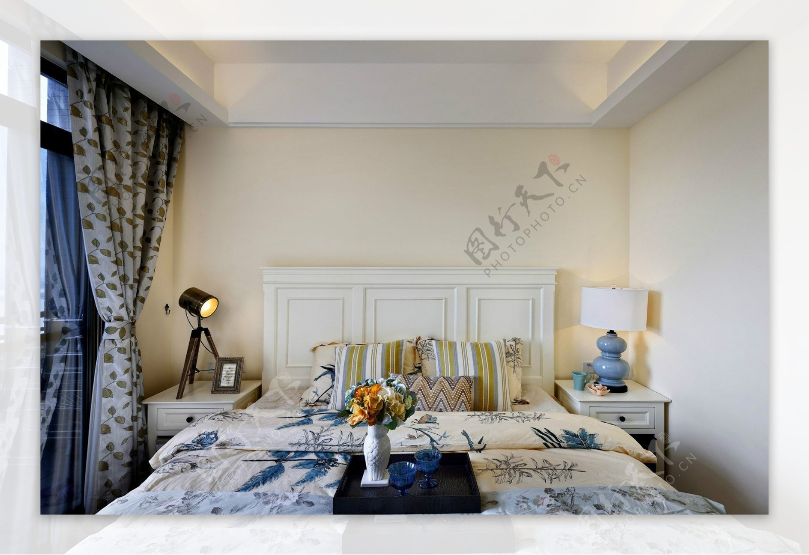 现代卧室浅黄色背景色室内装修效果图