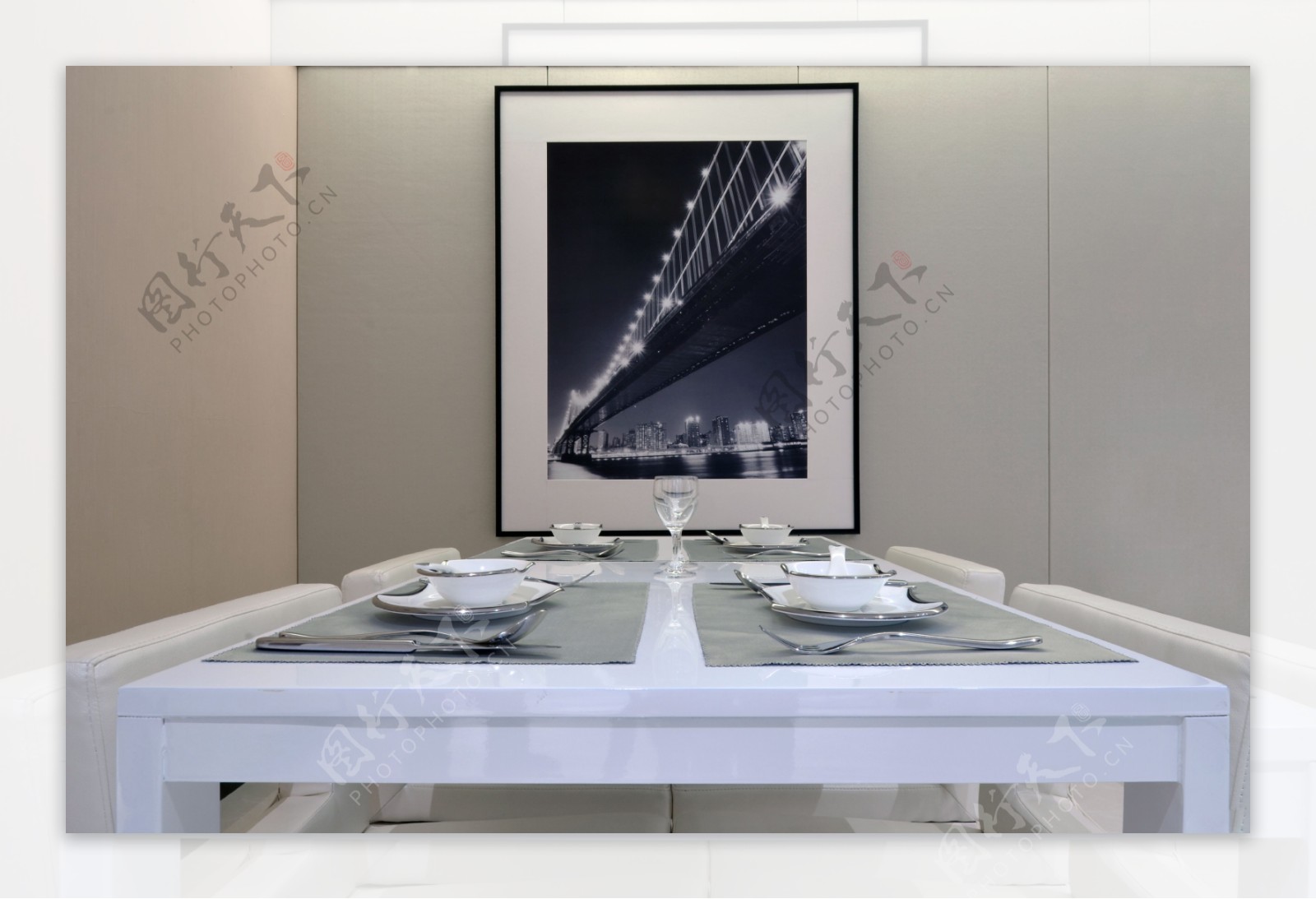现代时尚客厅白色玻璃餐桌室内装修效果图