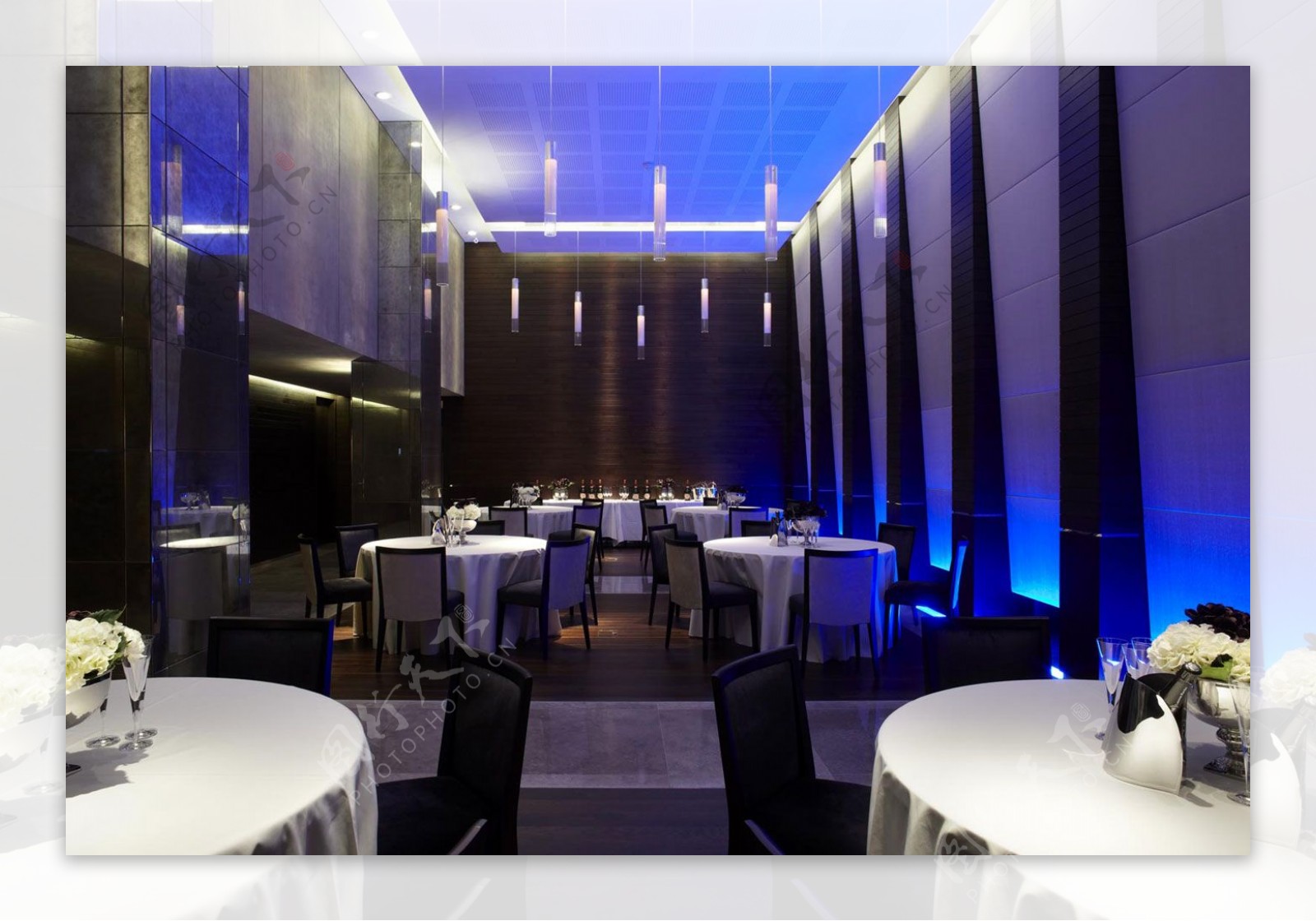 现代奢华餐厅蓝色射灯工装效果图