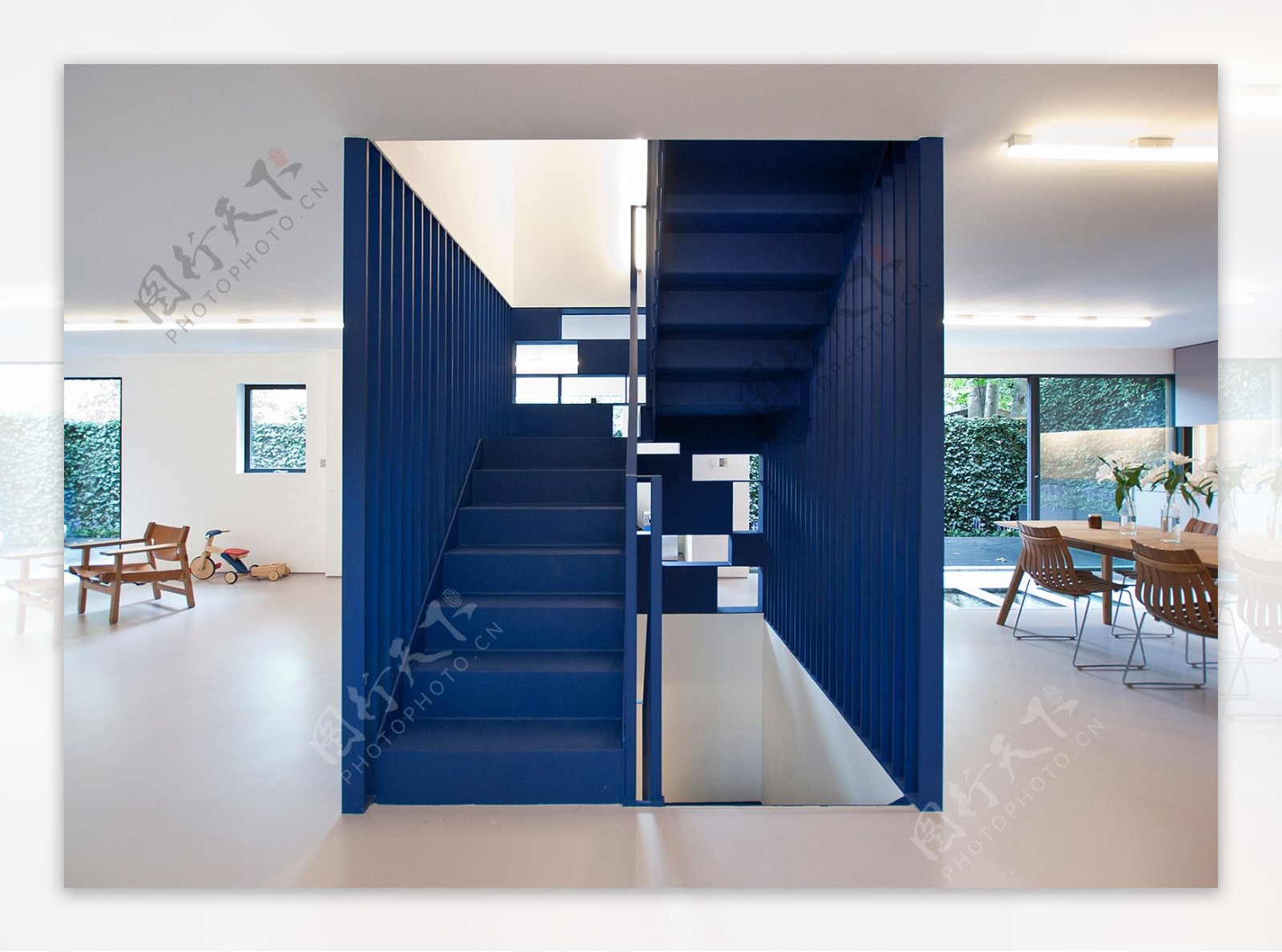 现代时尚客厅蓝色楼梯室内装修效果图