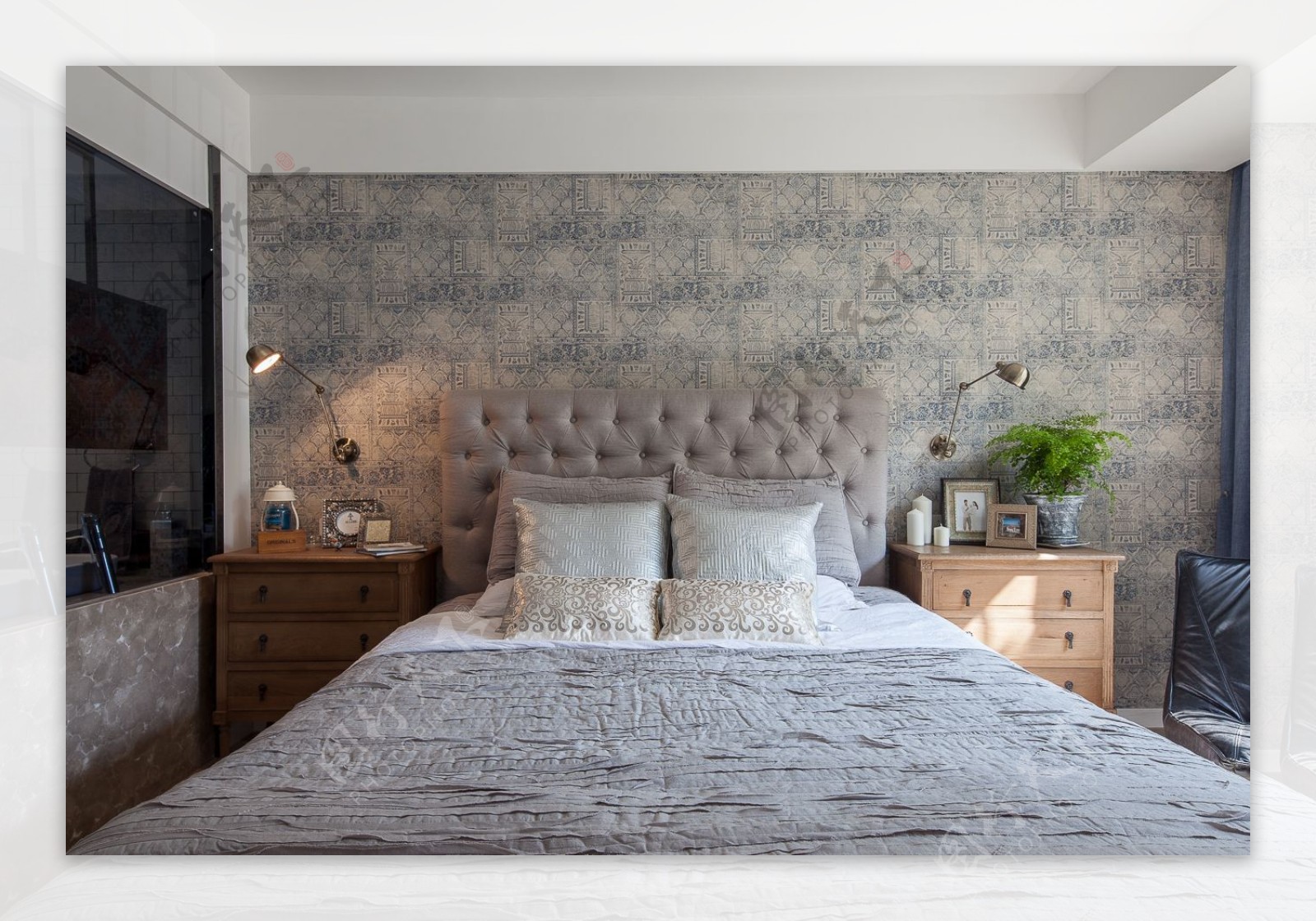 现代时尚卧室浅色花纹背景墙室内装修效果图