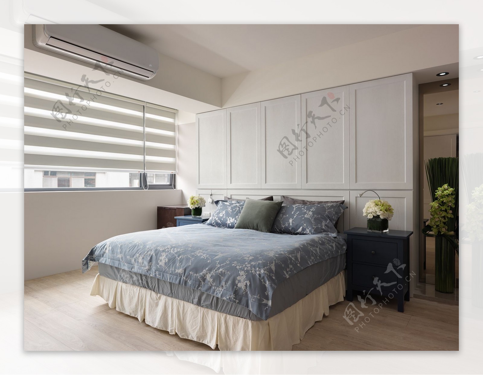 现代简约温馨卧室白色背景墙室内装修效果图