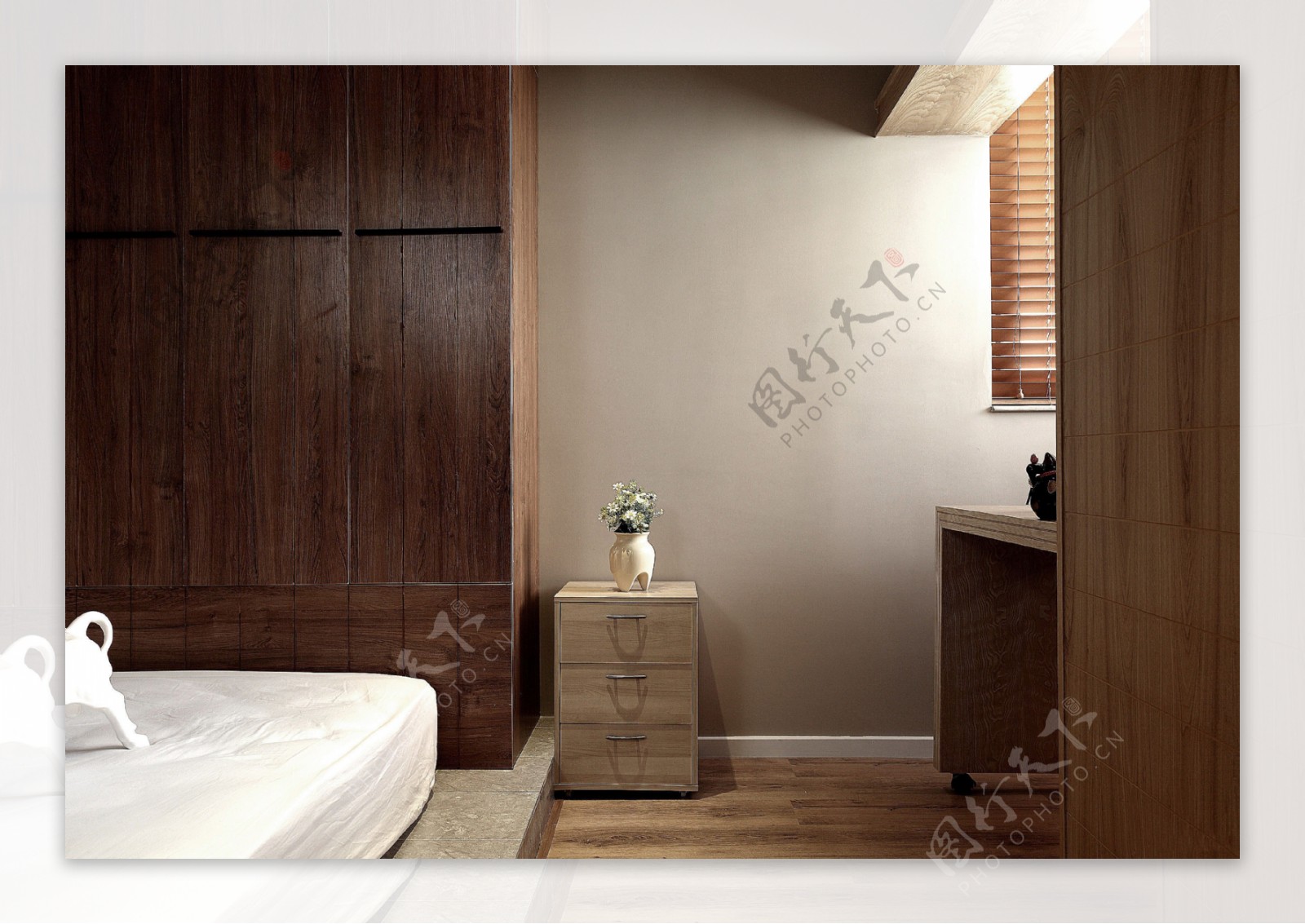 现代时尚卧室木制亮面衣柜室内装修效果图