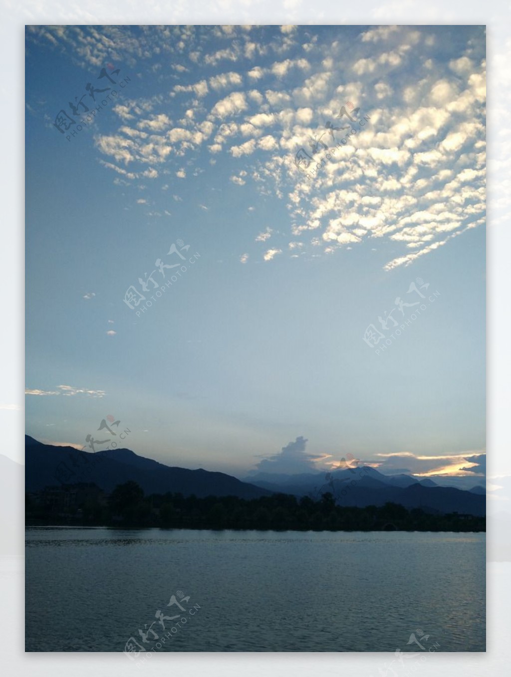 湖光山色碧水蓝天