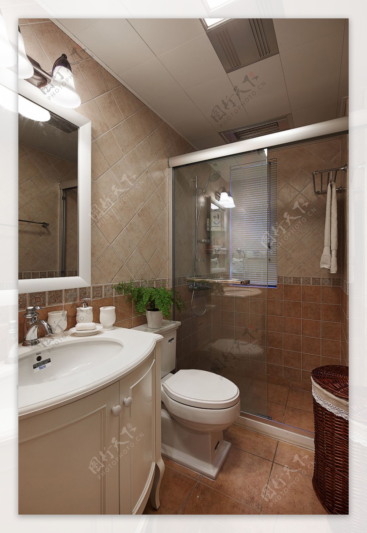 现代卫生间浅褐色瓷砖背景墙室内装修效果图